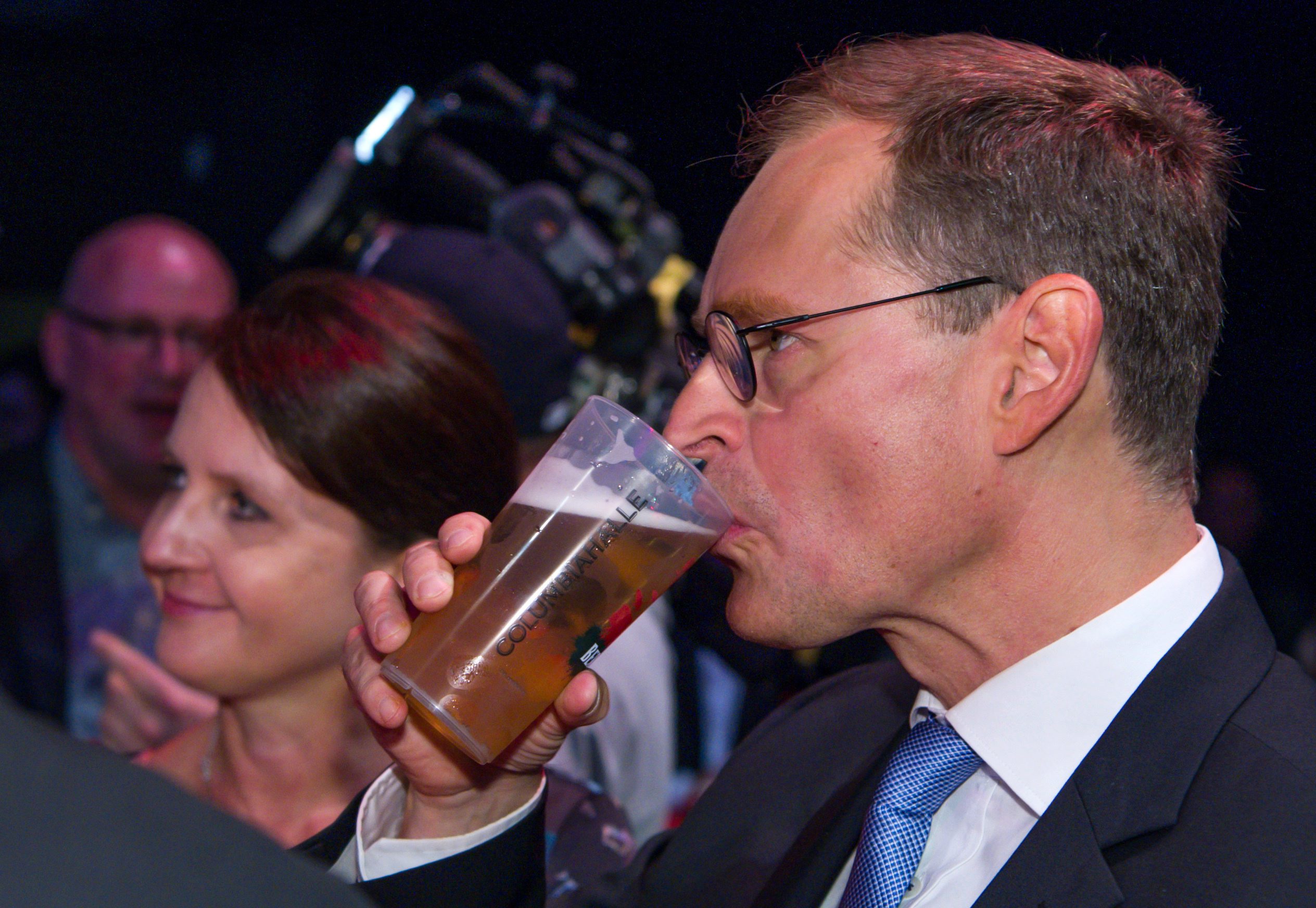 Darauf erstmal ein Bierchen: Der Regierende Bürgermeister und SPD-Spitzenkandidat Michael Müller mit Ehefrau Claudia in der Columbiahalle.