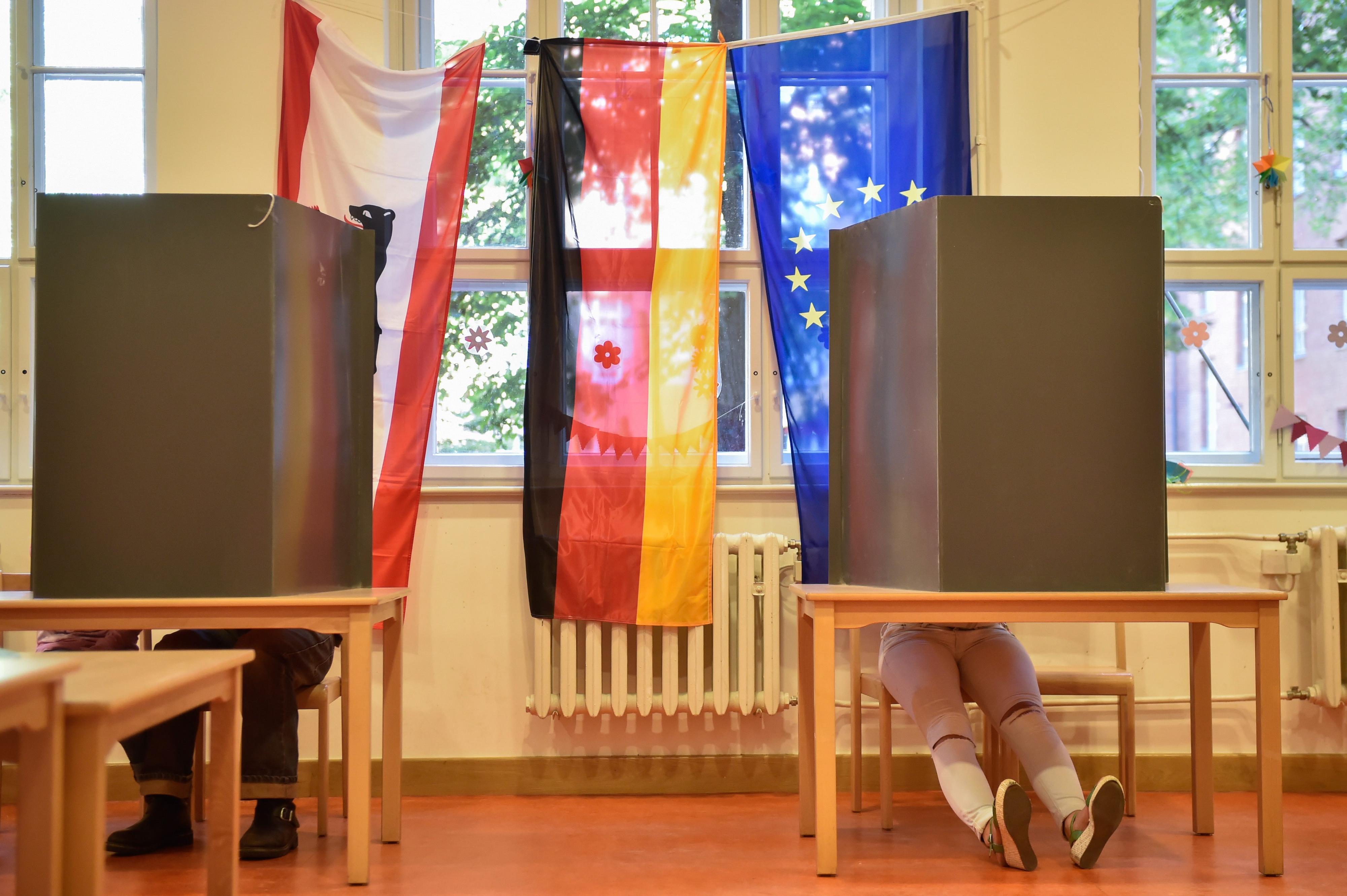 Die höchste Wahlbeteiligung zur Mittagszeit wurde aus Steglitz-Zehlendorf gemeldet (27,4 Prozent), die niedrigste aus Mitte mit 22,2 Prozent.