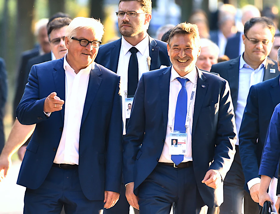 Außenminister Frank-Walter Steinmeier (SPD, l) unterhält sich am  in Potsdam (Brandenburg) nach dem OSZE-Treffen mit Potsdams Bürgermeister Jann Jakobs (SPD).