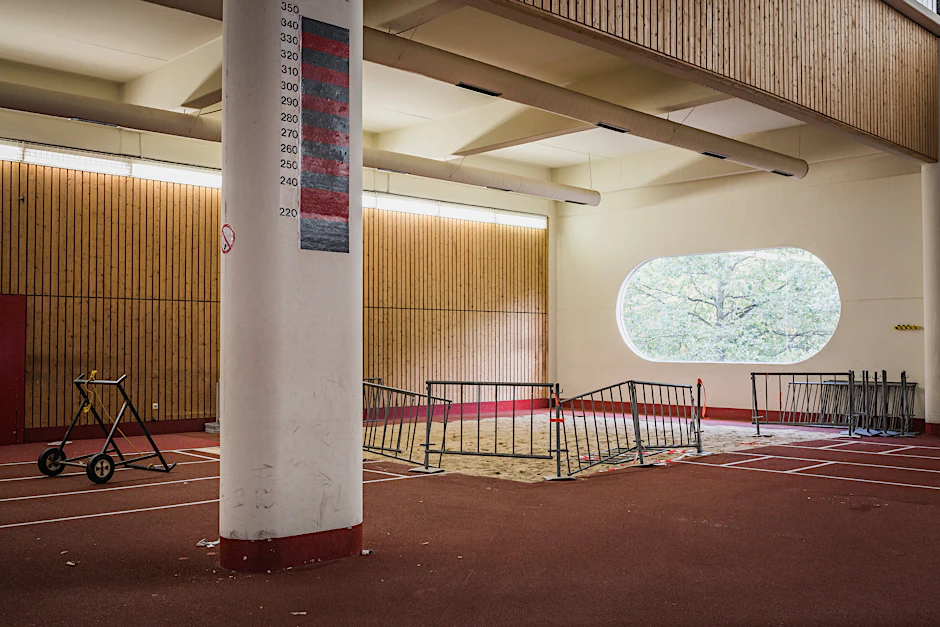 Hilfe in der Not: Die Sprunggrube in der Rudolf-Harbig-Halle diente den zeitweise 600 Bewohnern als provisorisches Urinal.