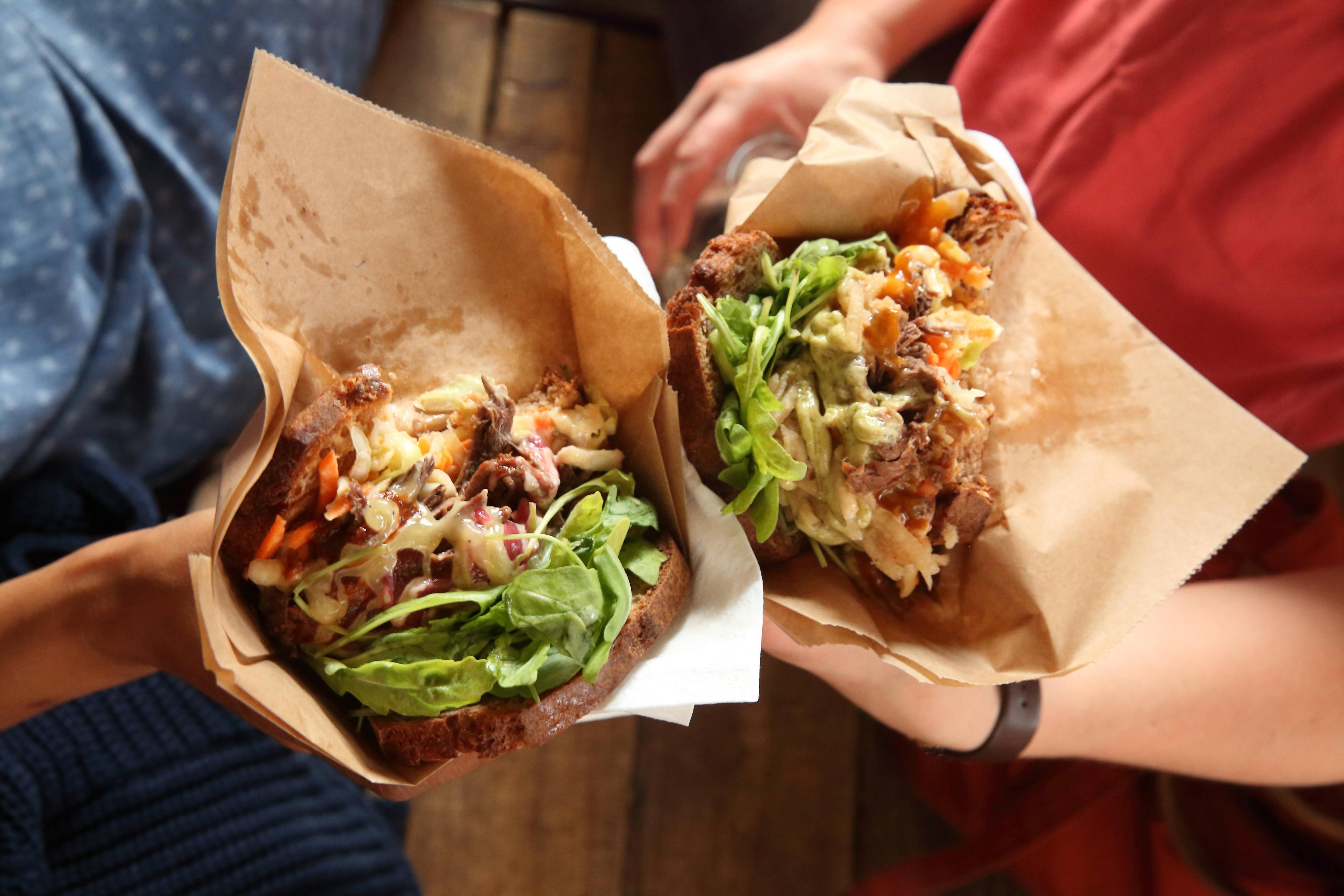 In der Markthalle Neun gibt es ein breites Street-Food-Angebot.