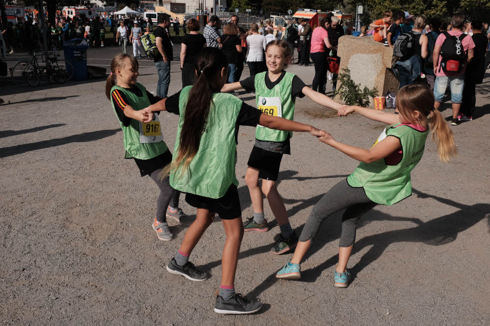 Ein Tänzchen wagten diese Teilnehmerinnen des Mini-Marathons.