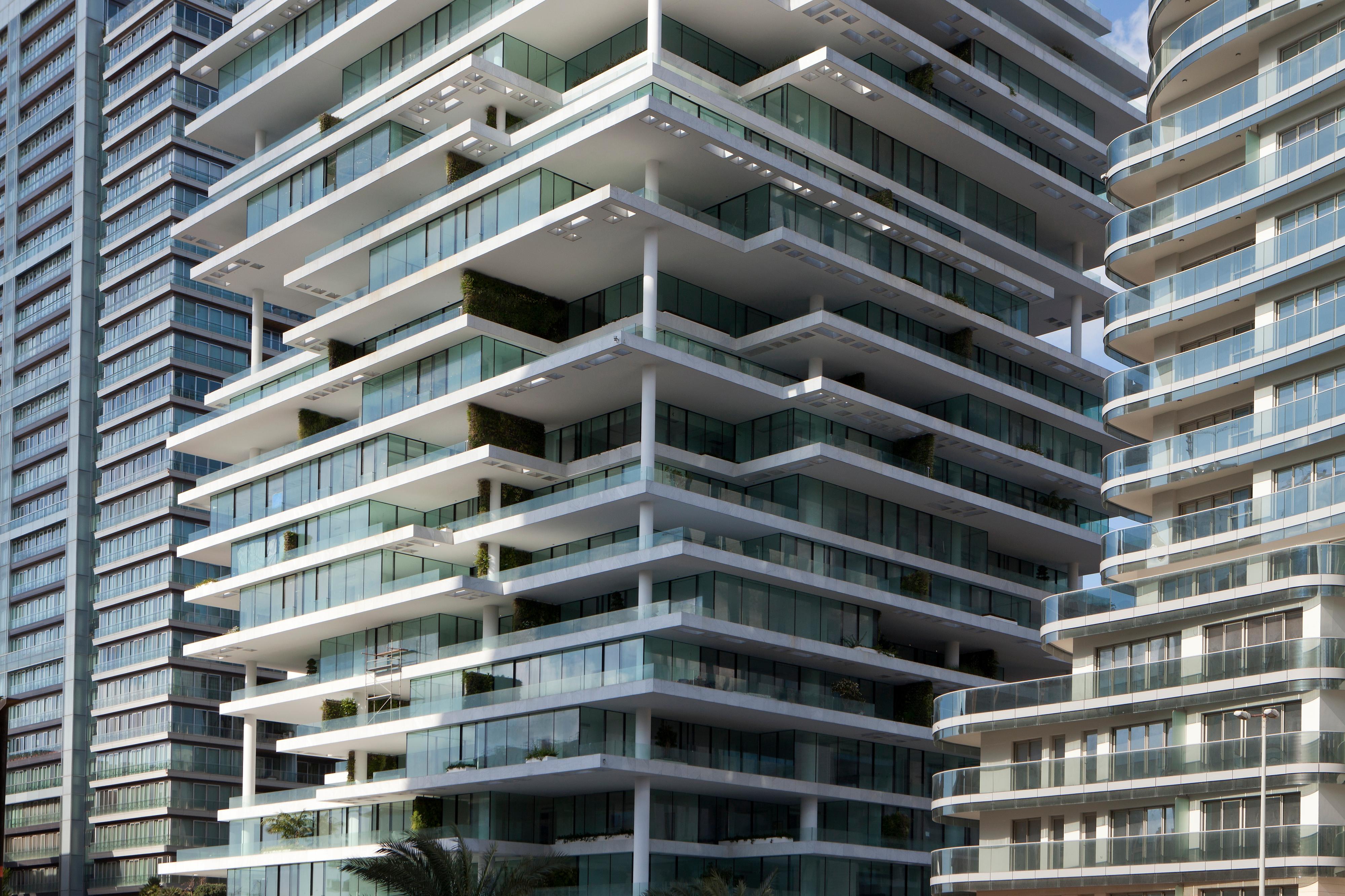 Regierungsviertel Futuristische Stahl-Beton-Bauten schrauben sich gleich neben Kriegsruinen in den Himmel von Beirut hinauf. Nahe dem neu errichteten Regierungsviertel entsteht die neue prunkvolle Metropole der Hauptstadt. Der Einfluss von westlichen Architekten und Investoren ist in   der kriegszerstörten Stadt  nicht  zu übersehen. Ein Großteil dieser pompösen Konstrukte ist noch nicht vermietet und steht  leer.