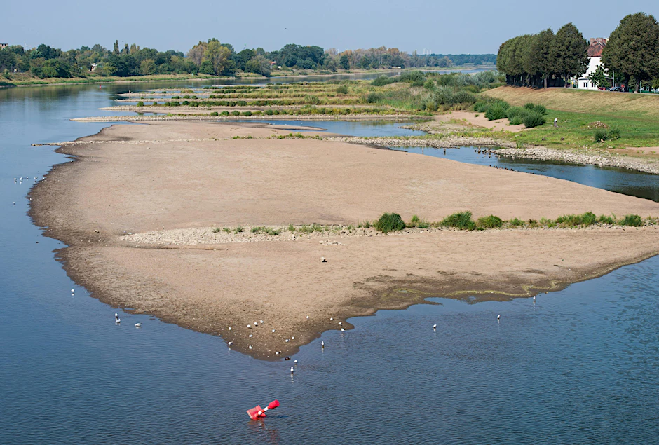 Blick vom Grenzübergang Stadtbrücke in Frankfurt (Oder) (Brandenburg) am 12.09.2016 auf eine große Sandbank die im Niedrigwasser der Oder zu sehen ist. Der deutsch-polnische Grenzfluss Oder hat derzeit einen Wasserstand in Frankfurt (Oder) von nur noch 1,20 Meter.