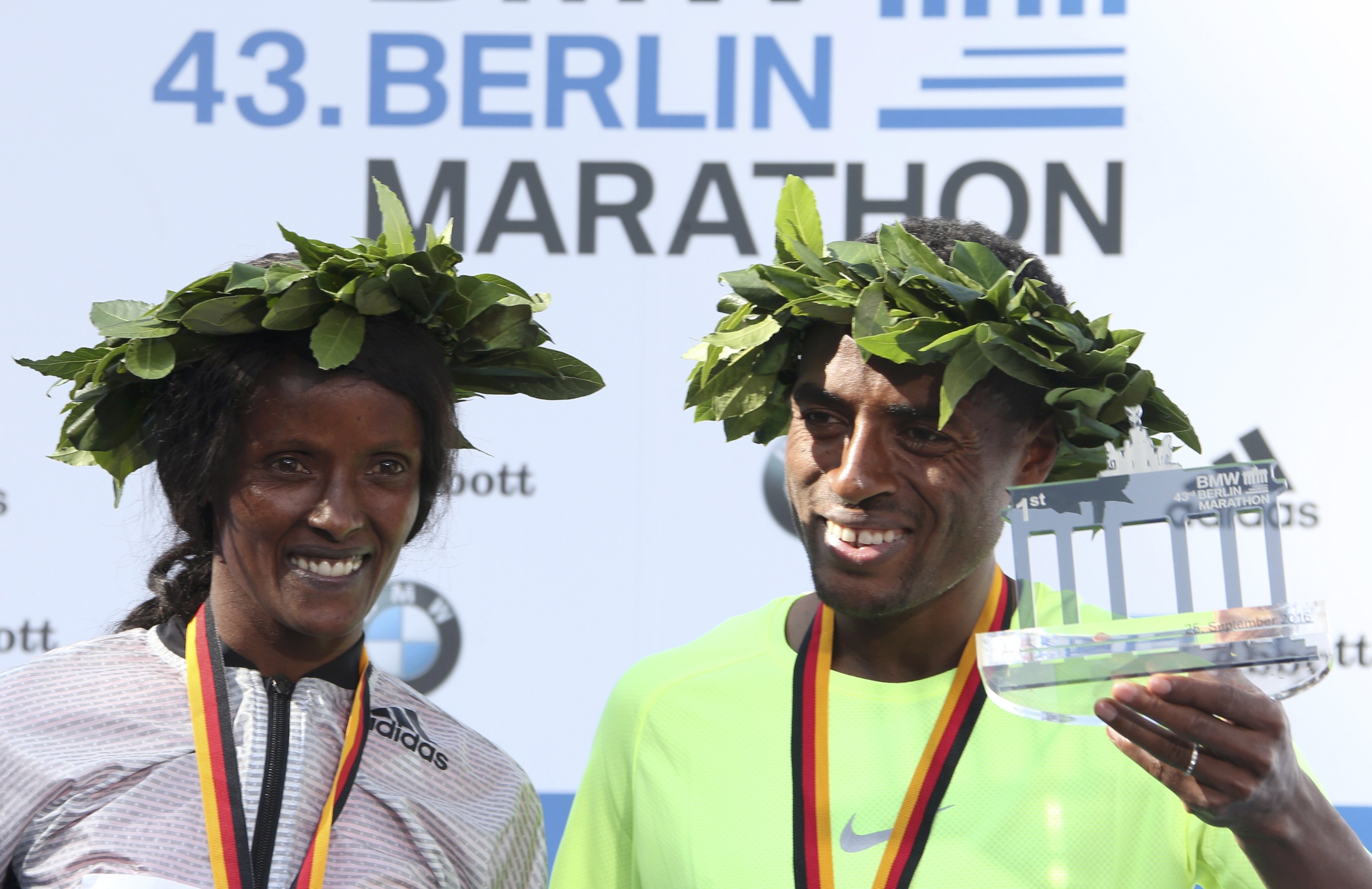 Die beiden Gewinner des 43. Berlin-Marathon: Kenenisa Bekele (r.) und Aberu Kebede.