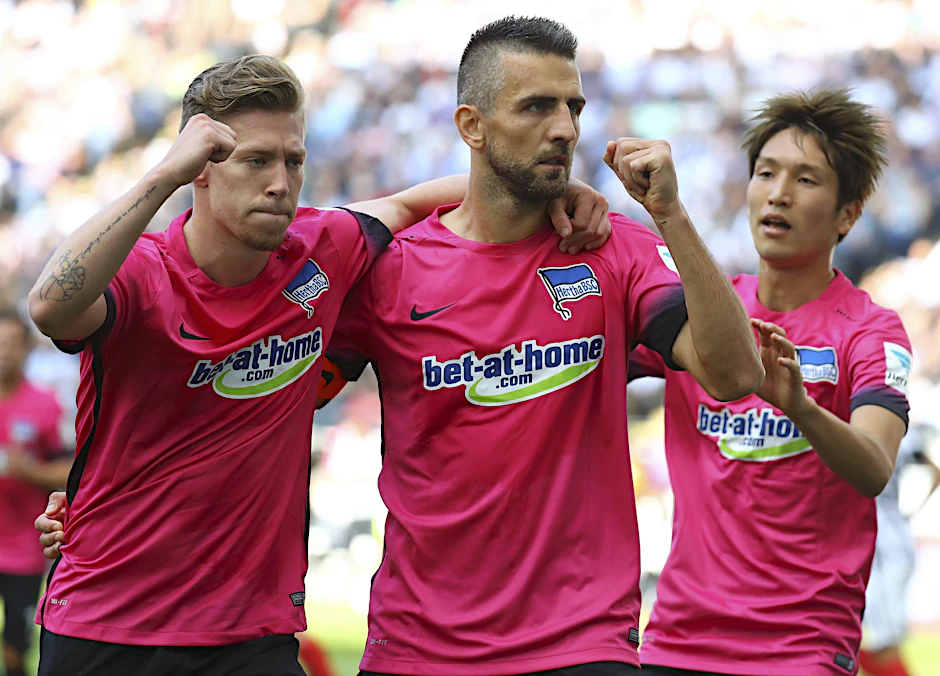 Dreimal Jubel bei der Hertha, aber am Ende nur ein Punkt: Mitchell Weiser, Vedad Ibisevic und Genki Haraguchi (v.l.n,r.).
