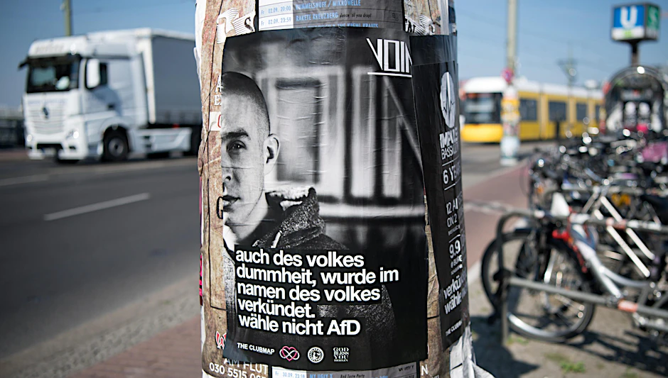 Ein Plakat gegen die AfD hängt auf der Warschauer Brücke.