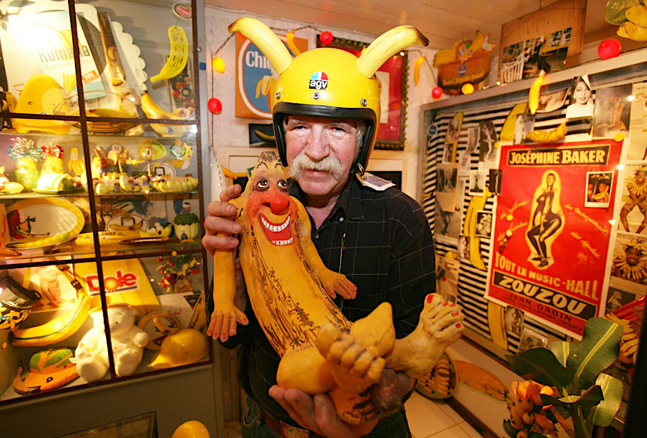 Seit Bernhard Stellmacher 1989 beschloss, seinen mit Merkwürdigkeiten zum Thema Banane vollgestopften Keller der Öffentlichkeit zugänglich zu machen, darf das Ostseebad Sierksdorf von sich behaupten, Standort des ersten deutschen Bananenmuseums zu sein.