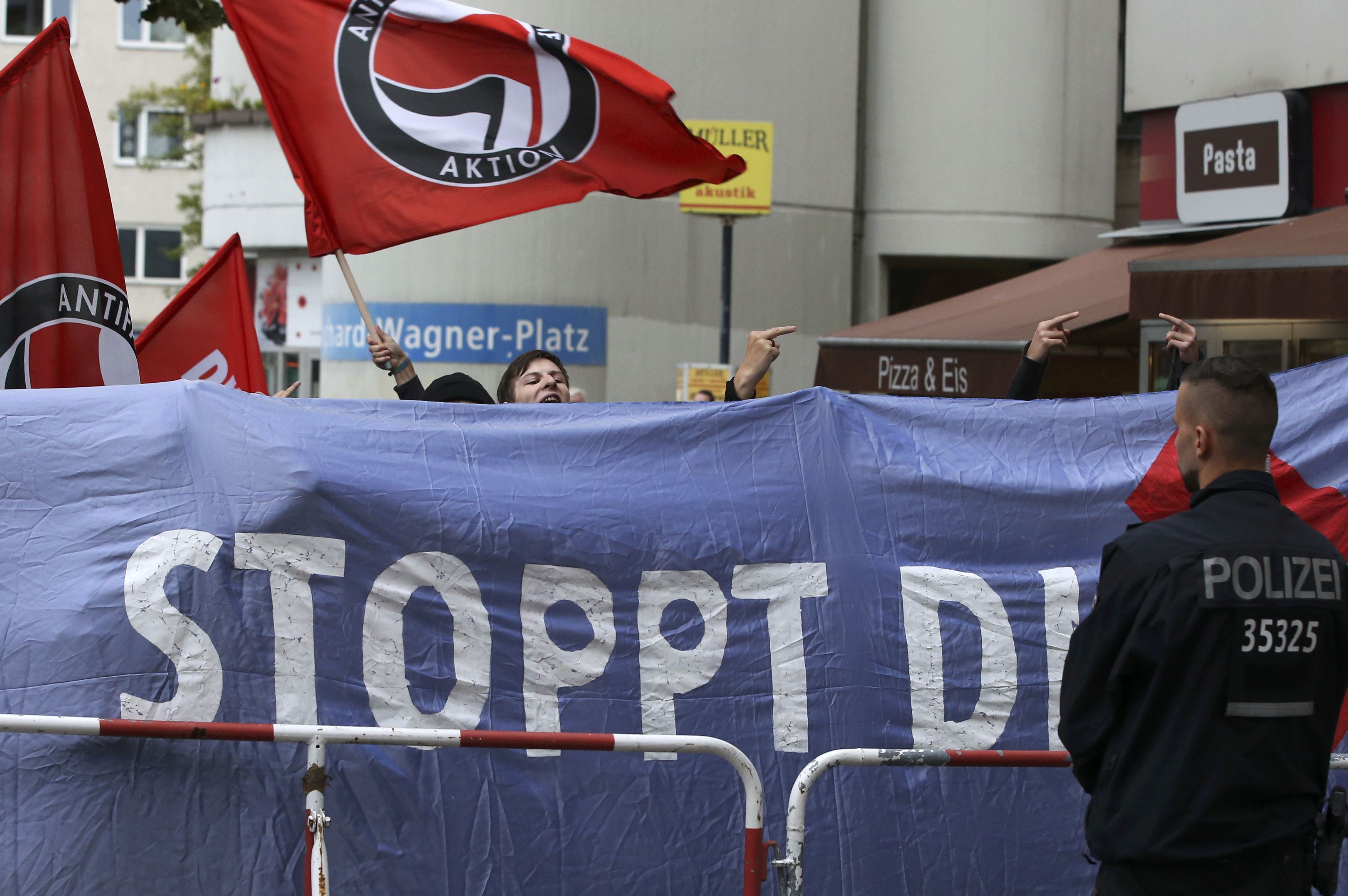 Draußen vor der Tür steht unterdessen die Polizei, um Demonstranten der Antifa fernzuhalten.