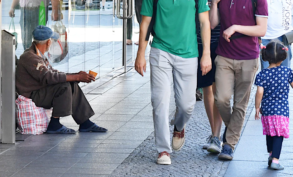 Alltag in Berlin: ein Bettler in der Friedrichstraße.