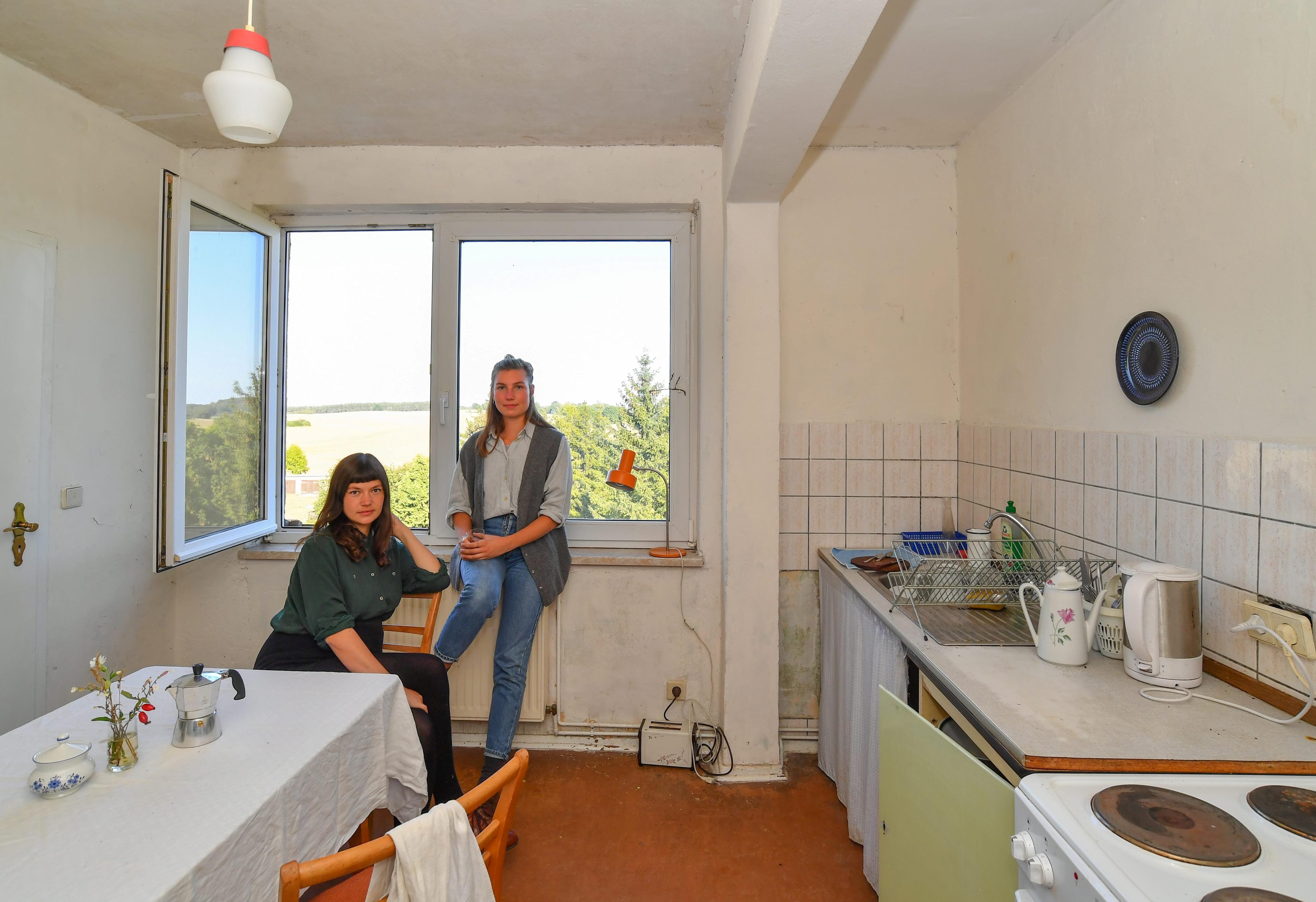 Die Initiatoren Larissa Rosa Lackner (l) und Theresa Pommerenke vom Verein Libken sitzen in ihrer Küche in einem ehemaligen DDR-Plattenbau.