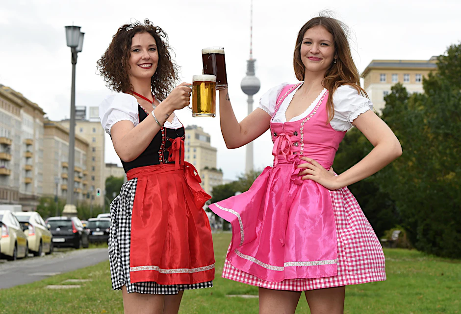Oktoberfest? Bierfestival? Egal, Hauptsache Dirndl – auch für die welt- und überhaupt offene Hauptstadt. Gerne für 19,90 Euro von der Billigstange.