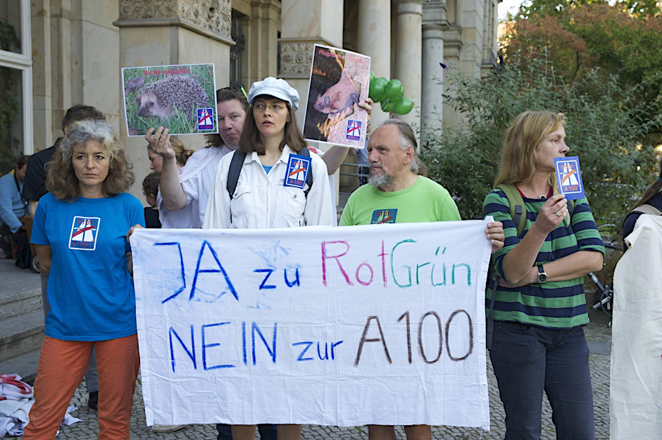 So war es 2011: Berliner Grünen-Mitglieder demonstrieren gegen den Weiterbau des Stadtrings. 2016 hat sich an der Ablehnung nichts geändert.