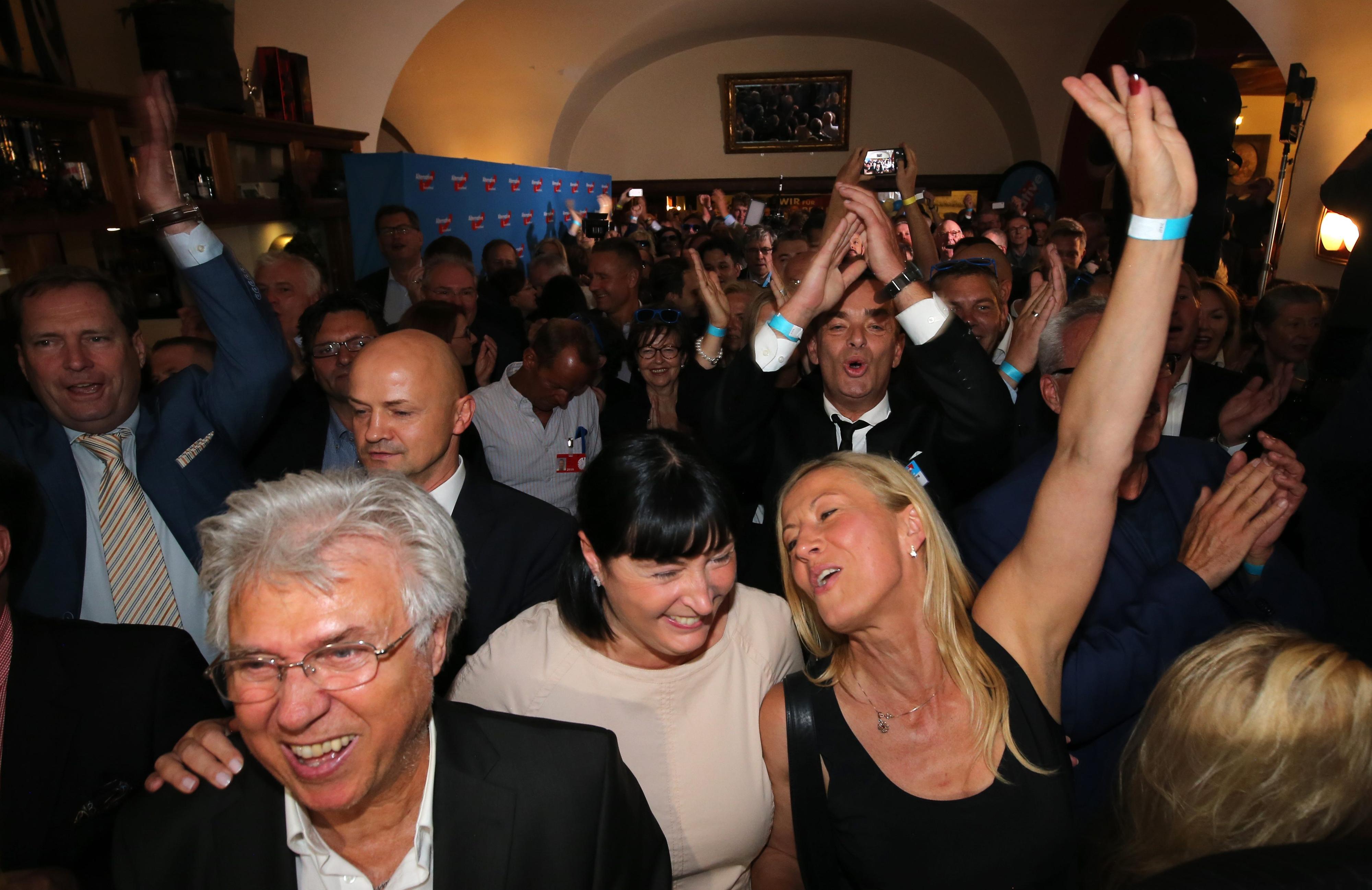 Anhänger der Alternative für Deutschland (AfD) jubeln auf ihrer Wahlparty in Charlottenburg über die 13 Prozent.