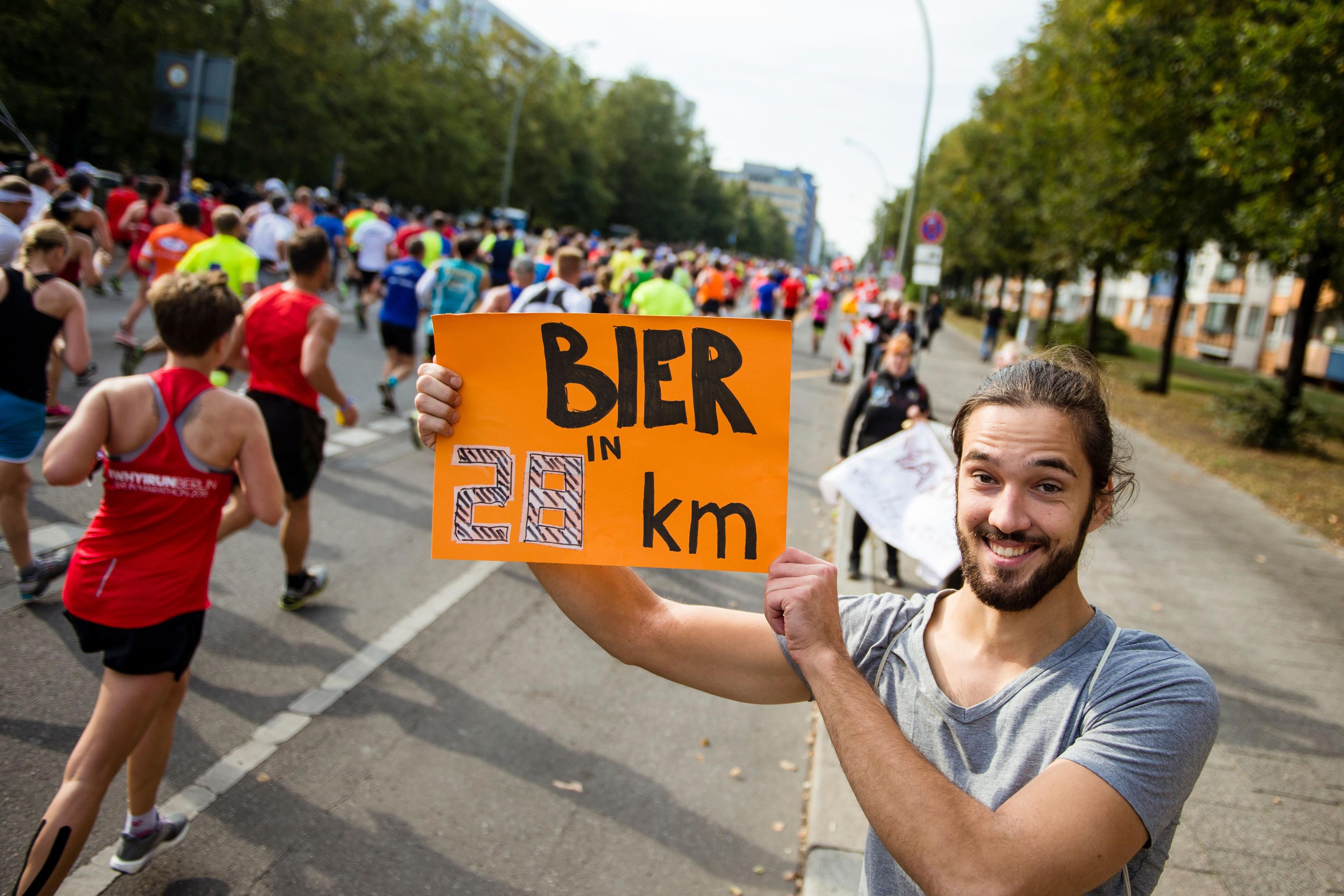 Haben gut Lachen: Die Zuschauer an der Strecke des Berlin-Marathons haben vor allem eines - Spaß.