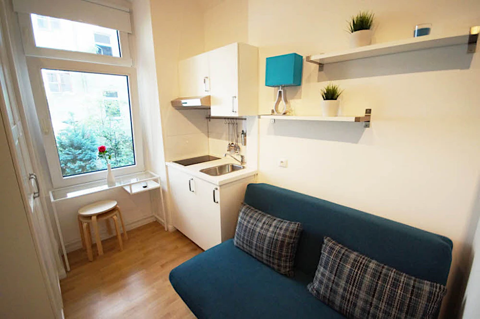 Einst eine Besenkammer, jetzt ein Apartment. Zumindest gibt es auf 9,7 Quadratmetern keine langen Wege.