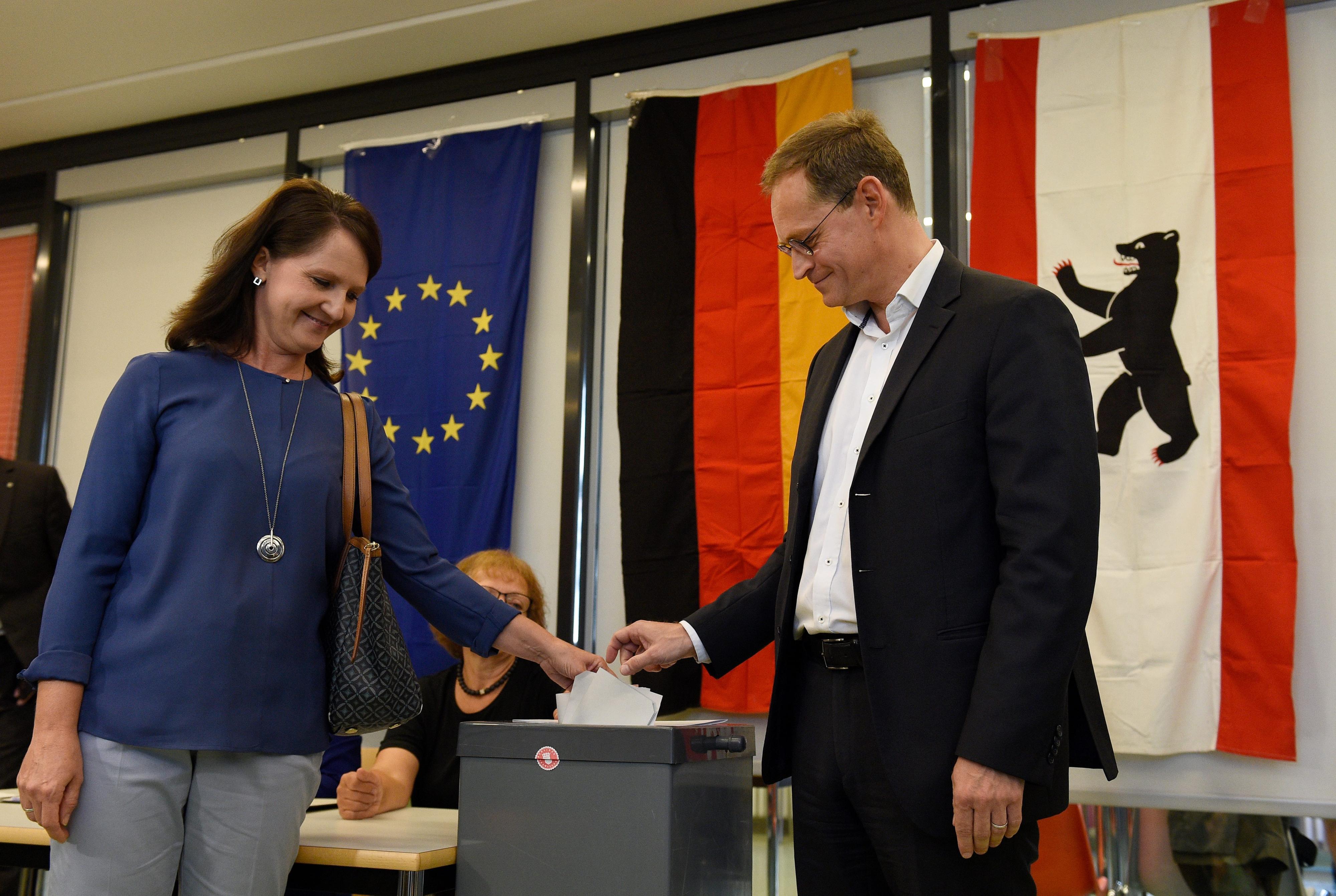 Der Regierende Bürgermeister Michael Müller (SPD) und seine Ehefrau Claudia bei der Stimmabgabe in ihrem Wohnort Tempelhof.