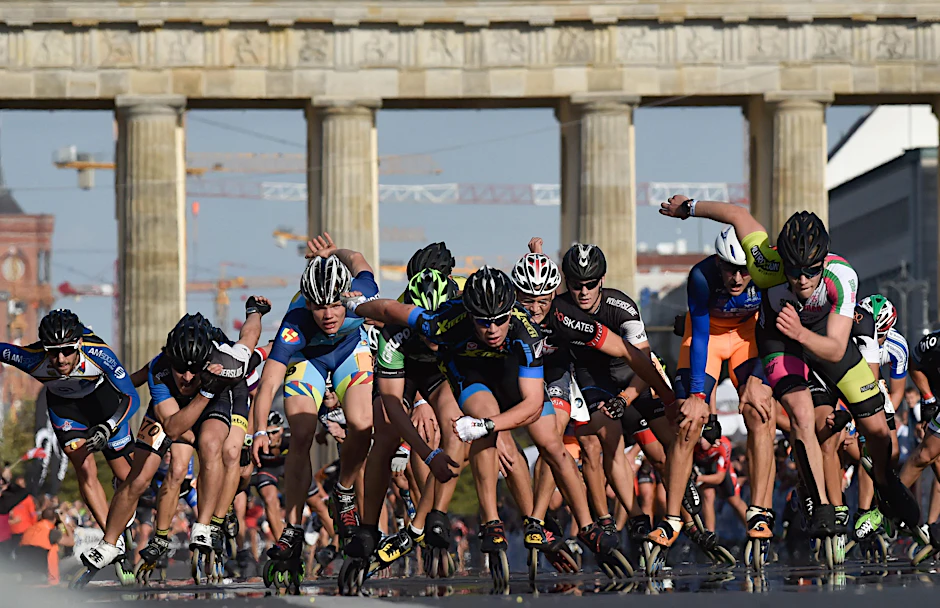 ´Inlineskater sprinten am Samstag beim Inline-Skating-Wettbwerb des 43. Berlin-Marathons auf das Ziel zu.
