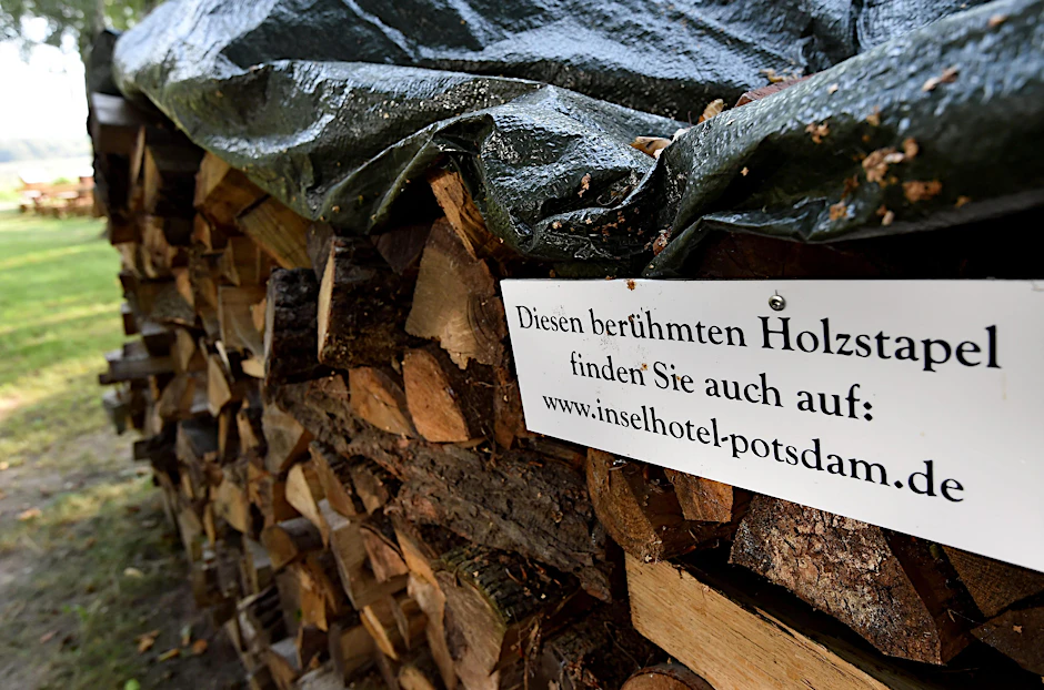 Für den seit 1996 existierenden Holzstapel verlangt das Bauamt Potsdam jetzt eine Baugenehmigung.