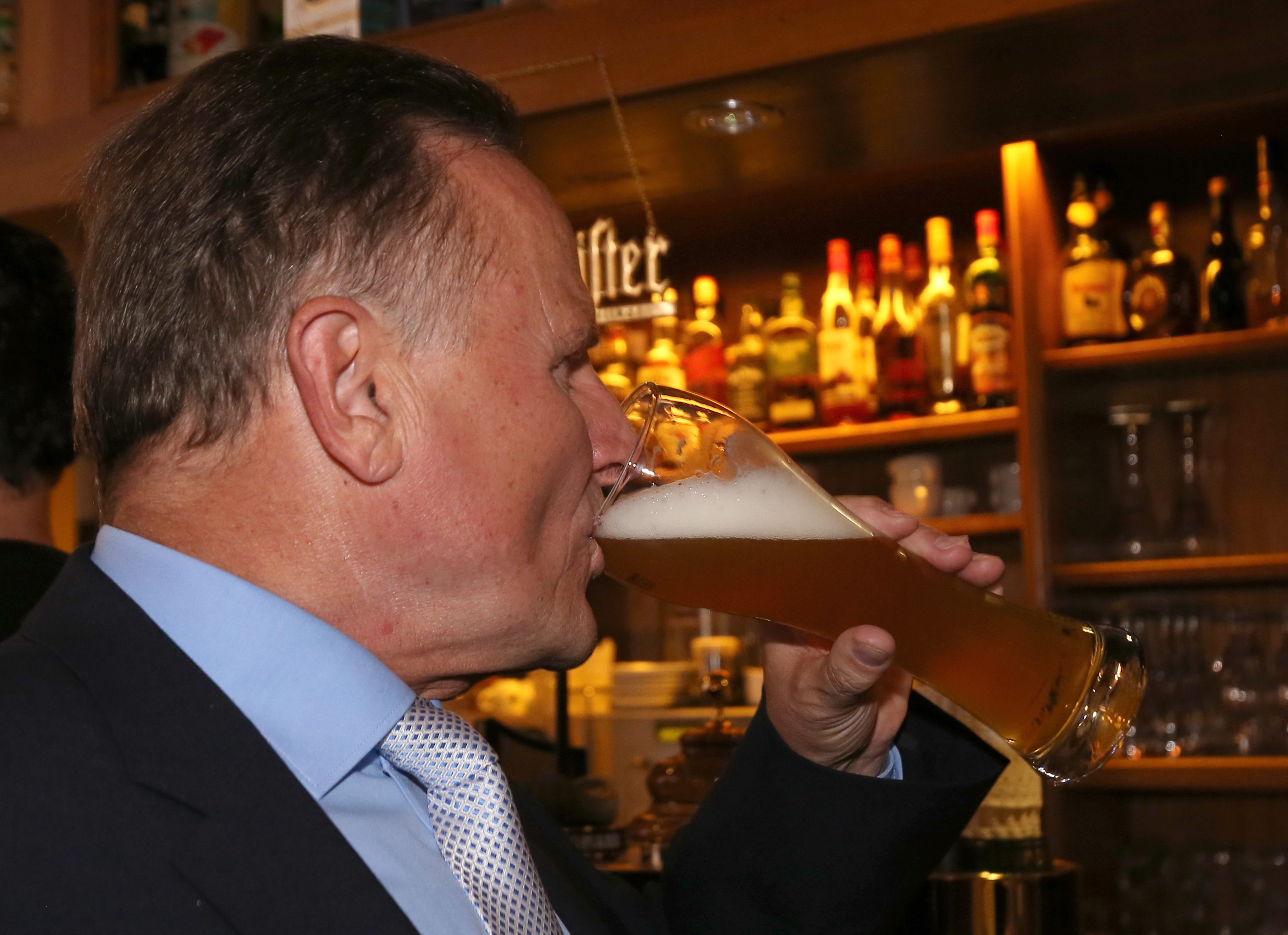 Der Spitzenkandidat der Alternative für Deutschland (AfD) für Berlin, Georg Pazderski, trinkt ein zünftiges Weizen...