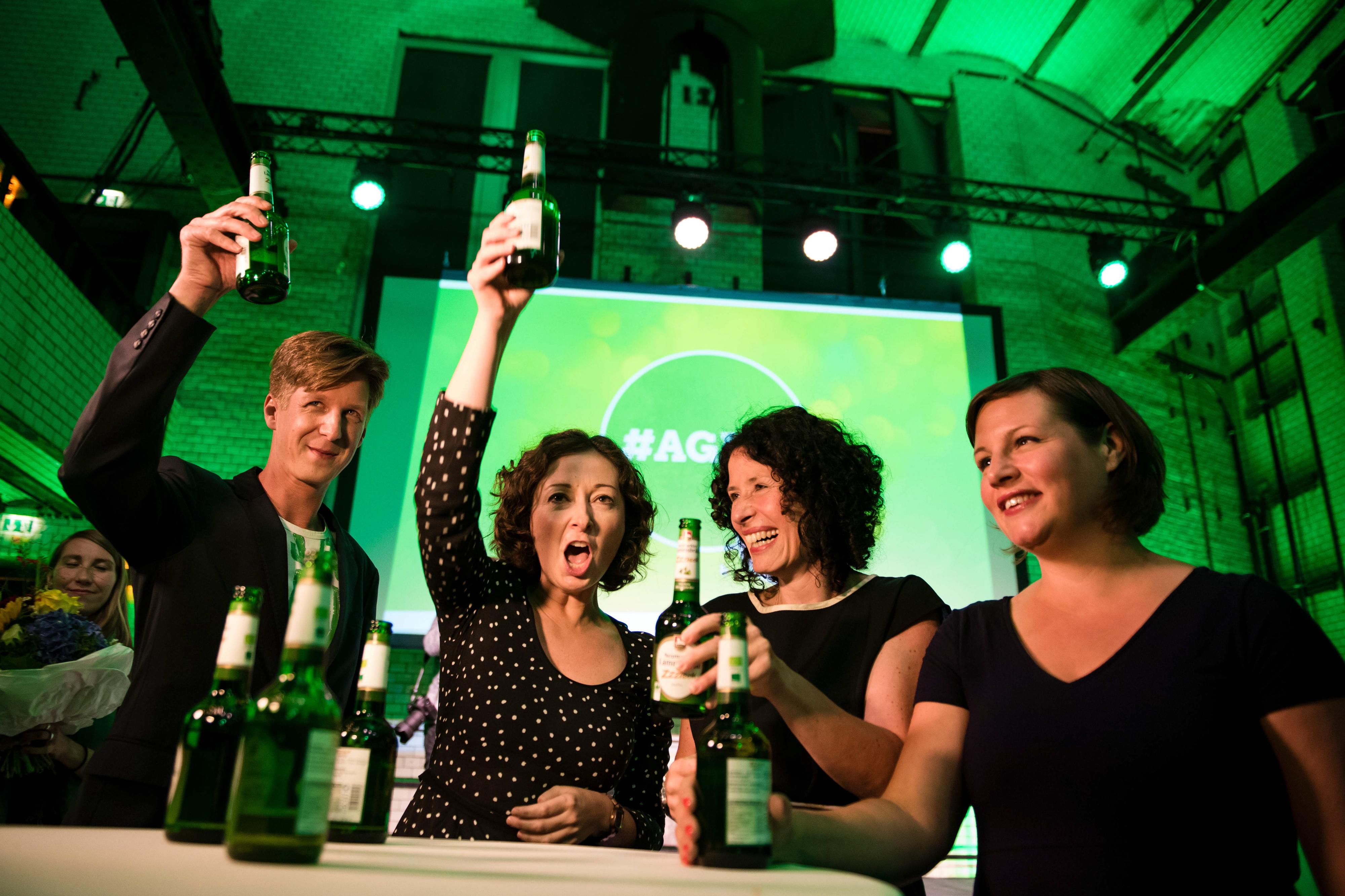 ...während bei den Grünen mit Bio-Bier angestoßen wird. Prost!