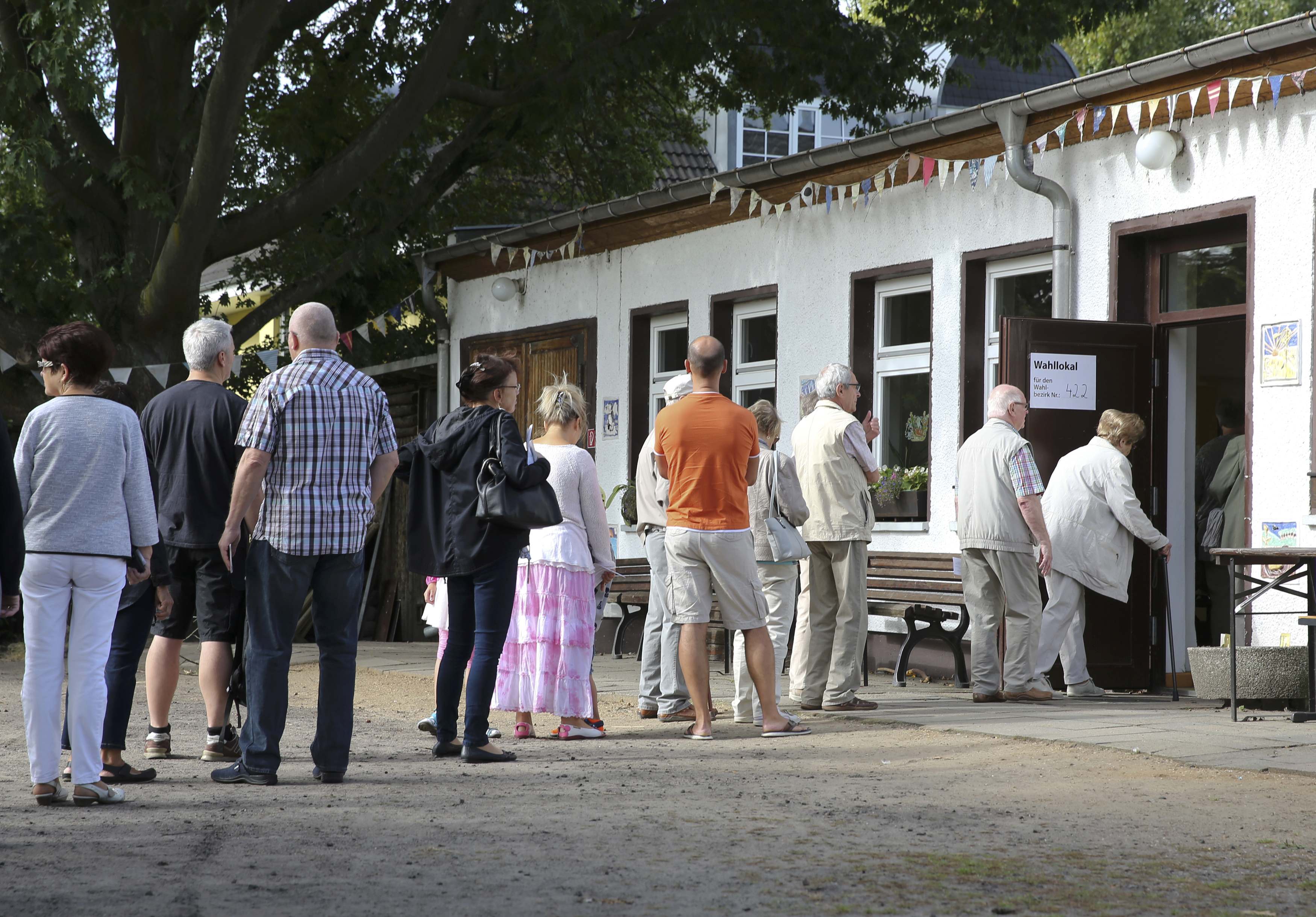 Schon am Vormittag bildeten sich lange Schlangen vor den Wahllokalen.