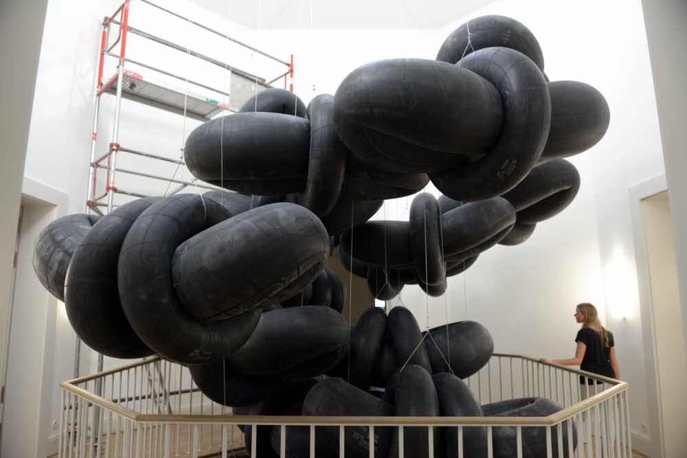 „Wolken“ nennt Michael Sailstorfer seine Installation, die  im Treppenhaus zu sehen ist.