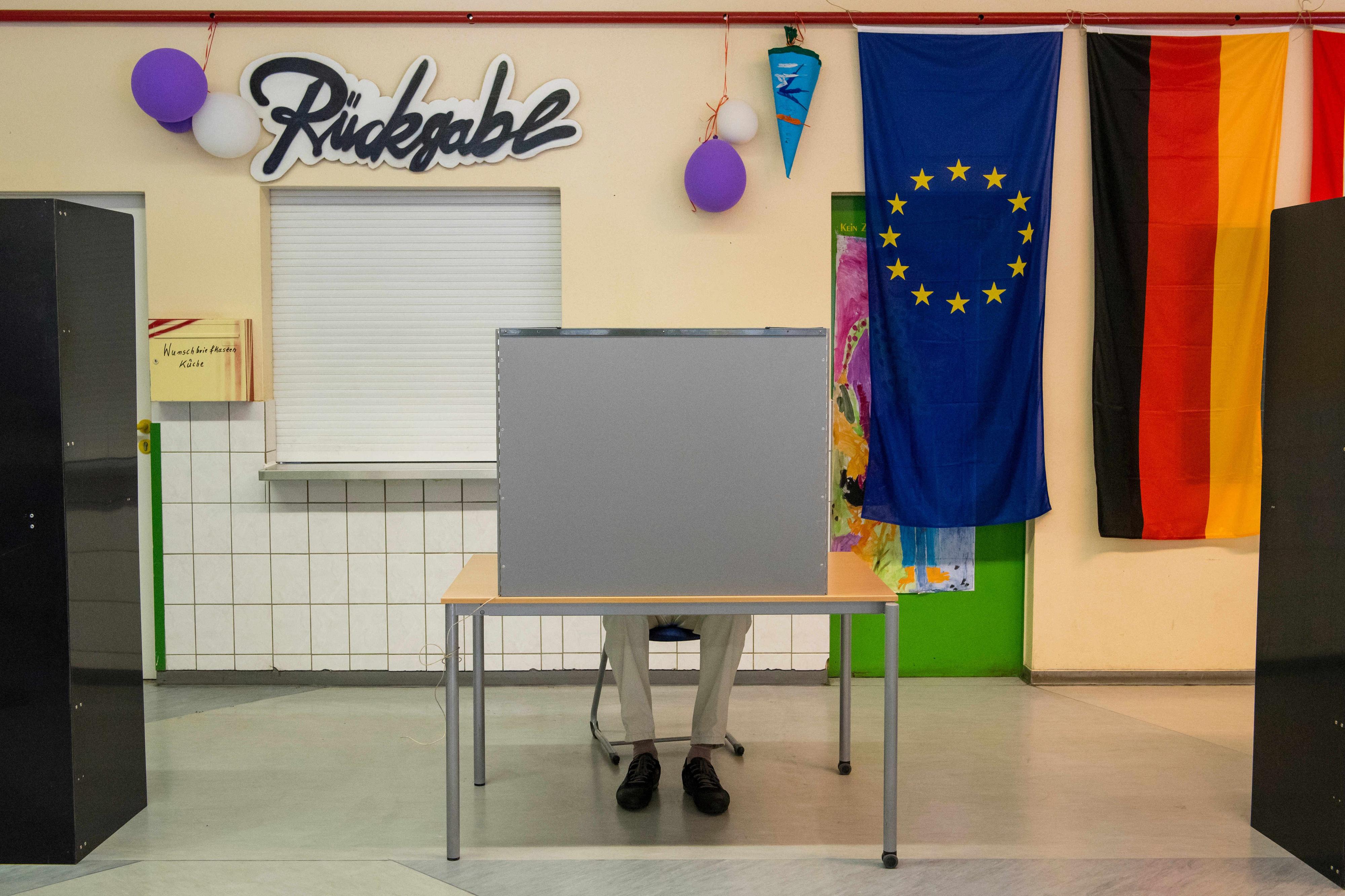 Die Rückgabe der Stimme an den Wähler ist auch in Berlin nicht vorgesehen - auch wenn diese Szene in einem Wahllokal im Bezirk Mitte einen solche Vermutungen nahelegen könnte.