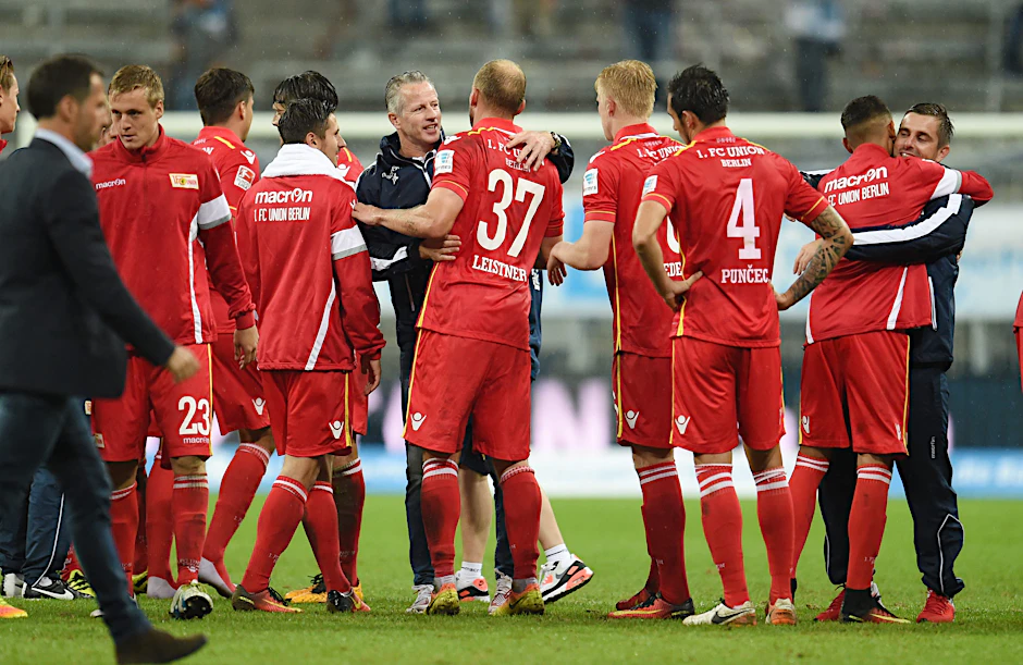 Der Trainer von Berlin, Jens Keller (M), umarmt nach dem Abpfiff seinen Spieler Toni Leistner. Die Berliner haben die Begegnung mit 1:2 gewonnen.