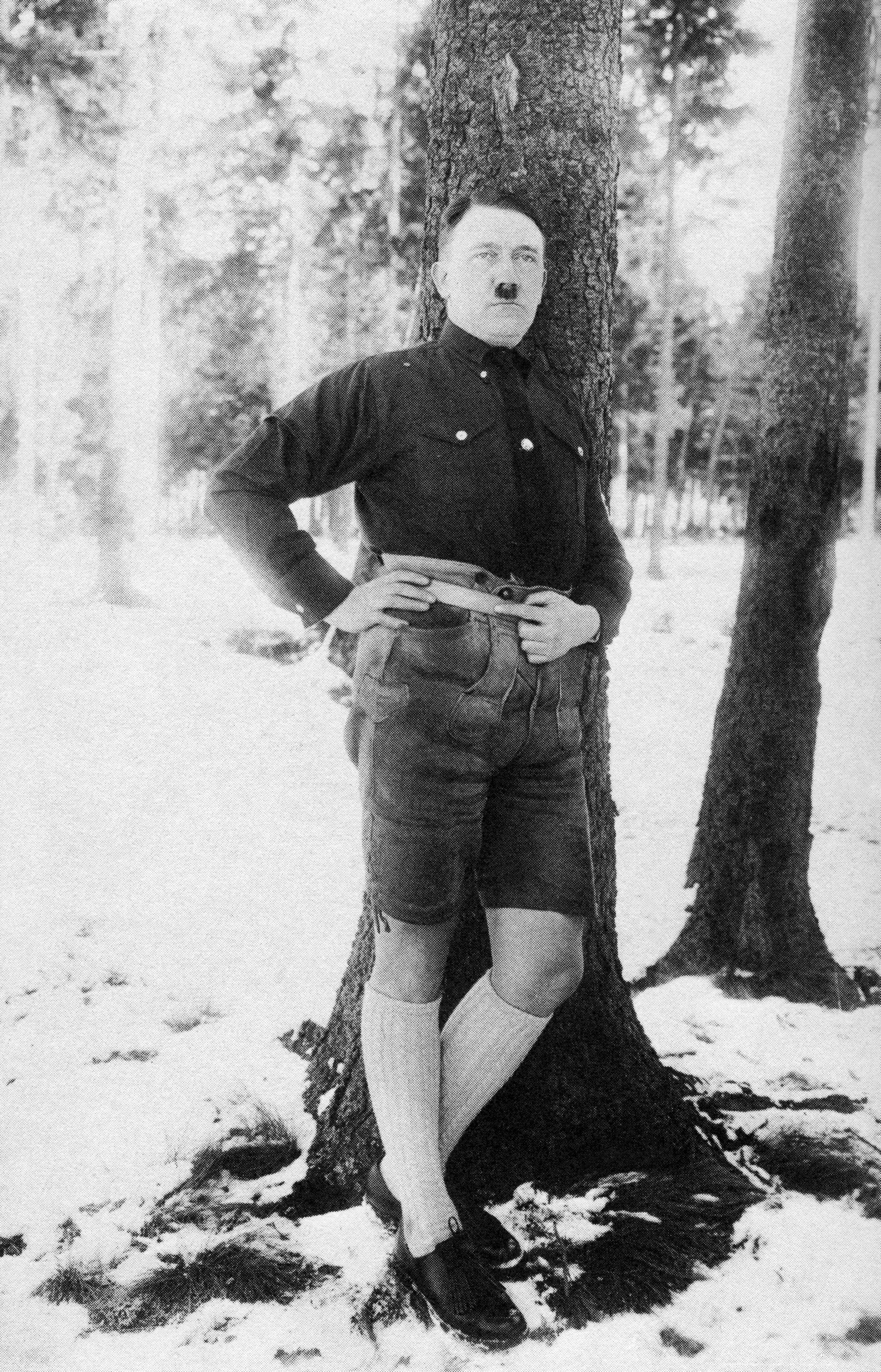 Adolf Hitler posiert in der Krachledernen für Leibfotograf Heinrich Hoffmann.