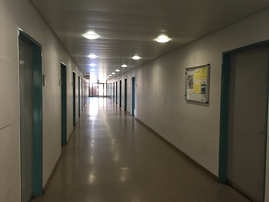 In diesem Flur im Rathaus Neukölln kam es zur Messerattacke auf einen Mitarbeiter unf einen Wachmann.
