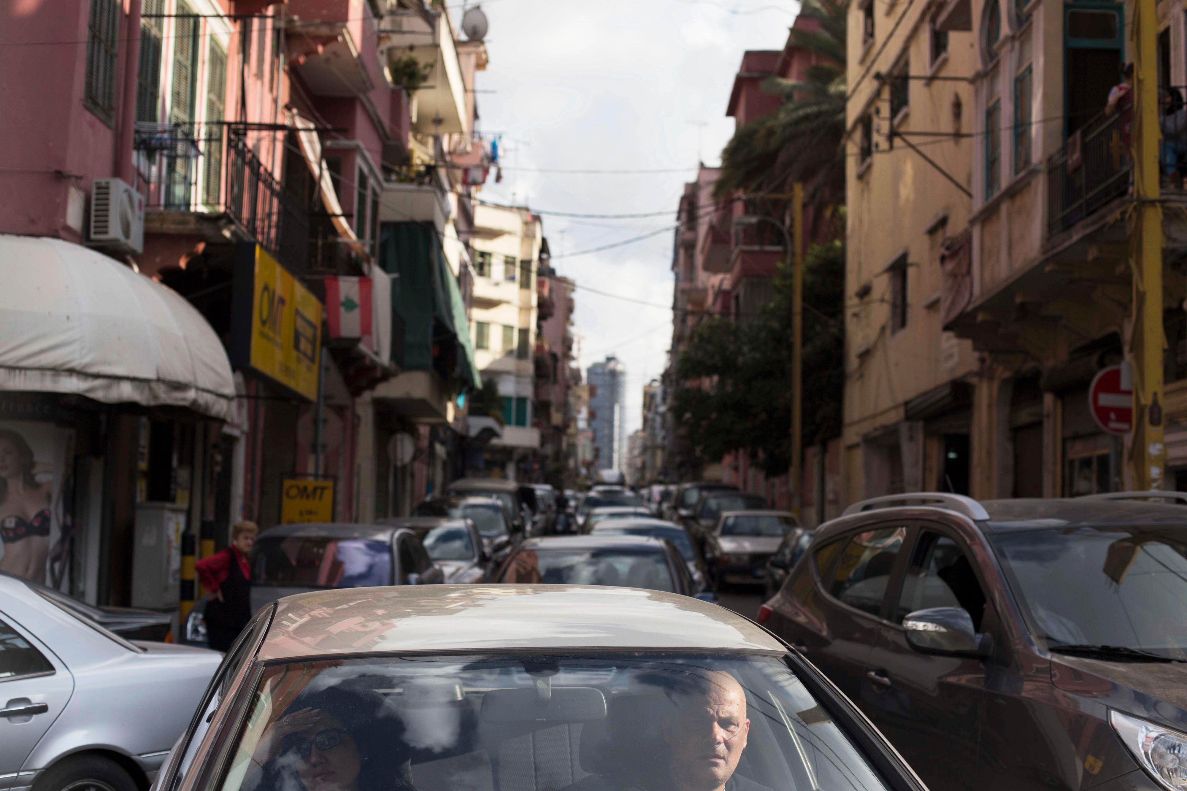 Feierabend Es ist später Nachmittag, der Verkehr ist dicht, chaotisch, anstrengend. Es gibt Busse in Beirut, aber sonst nur in sehr begrenztem Maß öffentliche Transportmittel. In den Stoßzeiten am Morgen und in den Nachmittagsstunden ist der Verkehr entsprechend chaotisch. Sammeltaxis sind ein beliebtes Verkehrsmittel. Sonst bleibt nur der eigene Wagen.