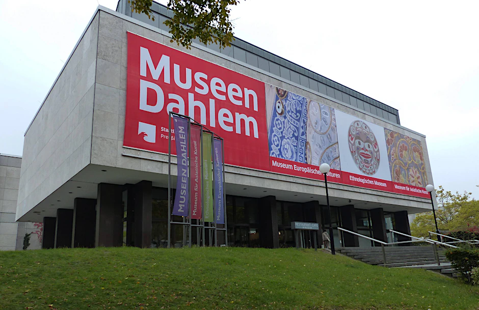 Die Staatlichen Museen Dahlem für Völkerkunde, Europäische Kulturen und asiatische Kunst zeigen noch einmal Flagge, bevor die Bestände in das Humboldtforum in Mitte integriert werden.