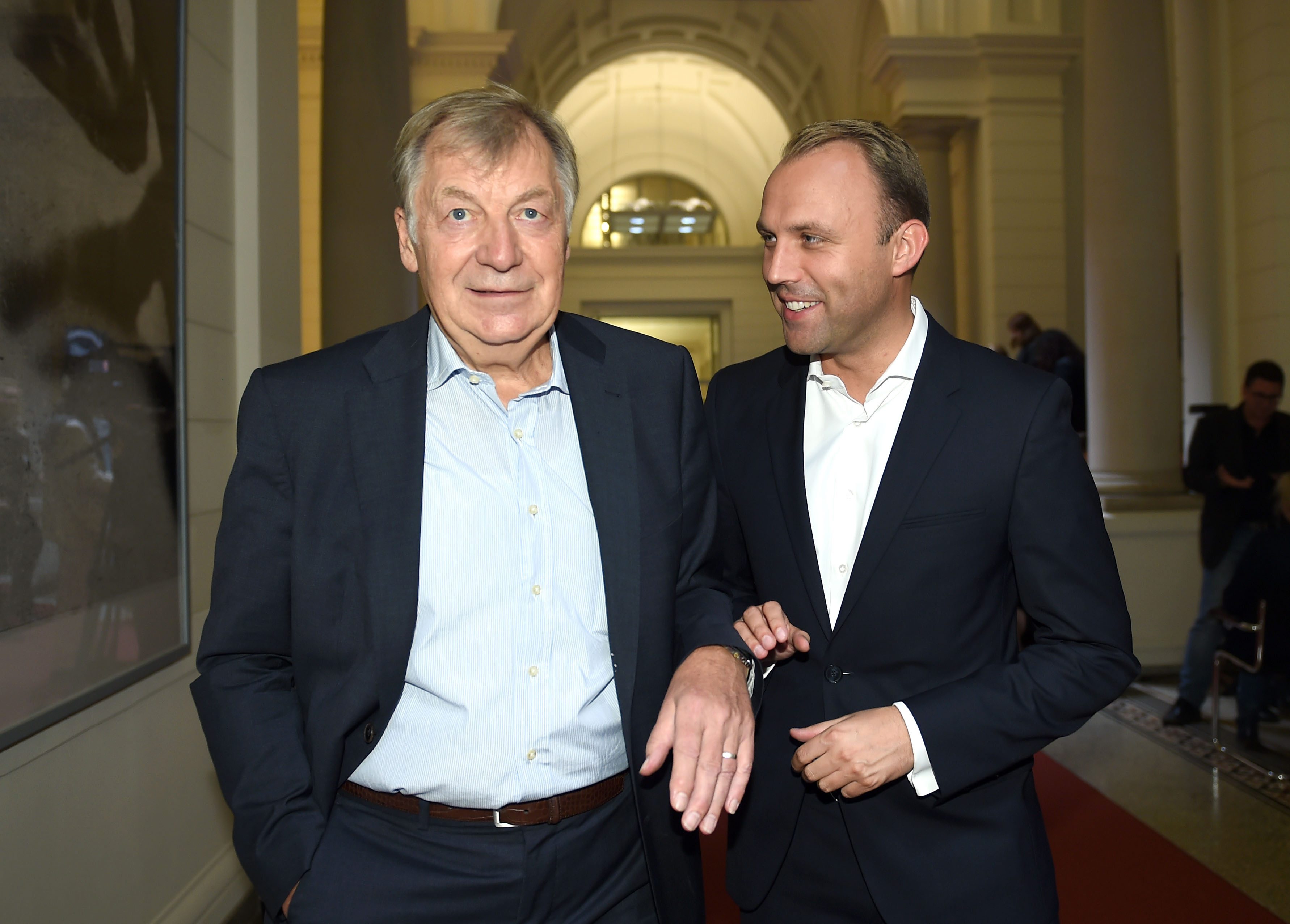 Der ehemalige Regierende Bürgermeister Eberhard Diepgen (CDU/l) mit dem Spitzenkandidaten der FDP, Sebastian Czaja im Abgeordnetenhaus.