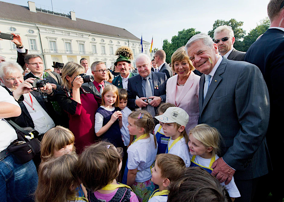 Bundespräsident Joachim Gauck und seine Lebensgefährtin Daniela Schadt begrüßten Besucher beim Bürgerfest im Schloss Bellevue in Berlin.