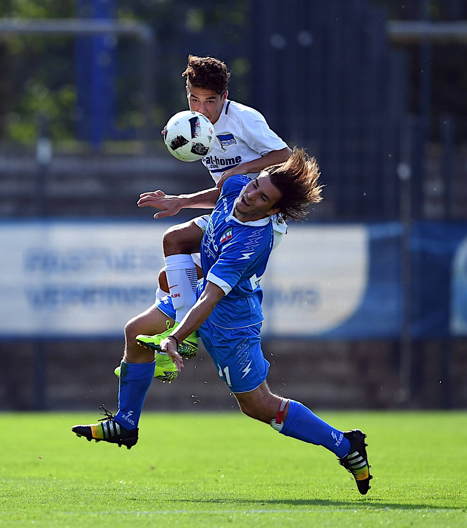 Nachwuchsspieler Maurice Covic (Hertha, hinten) im Duell mit Giulio Rosali (Italia).