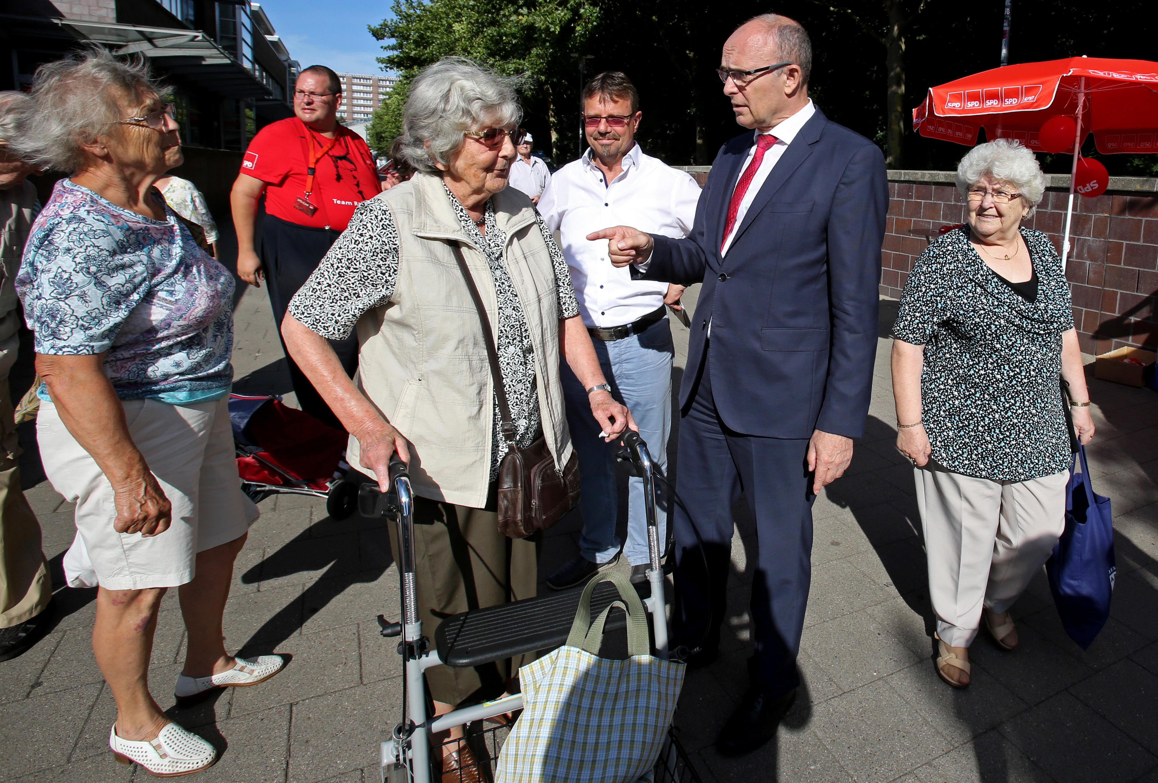 Ministerpräsident Erwin Sellering (SPD) macht innerhalb seiner Sommertour im Stadtteil Lütten Klein in Rostock (Mecklenburg-Vorpommern) Station.