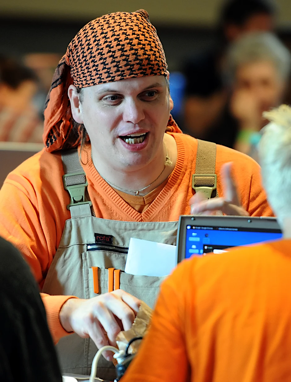 Der Abgeordnete der Piratenpartei, Gerwald Claus-Brunner, redet während des Landesparteitags der Piraten am Samstag (15.09.2012) in Berlin mit Parteimitgliedern.