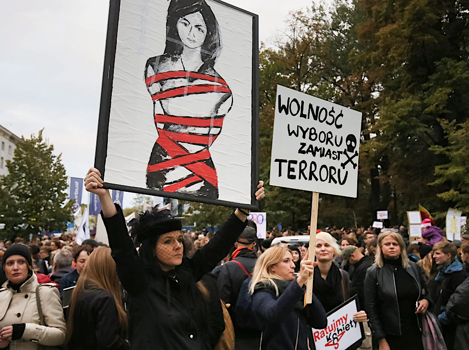 Polen demonstrieren gegen eine Verschärfung des Abtreibungsgesetzes. "Freiheit der Wahl, statt Terrorismus", steht auf dem Schild.