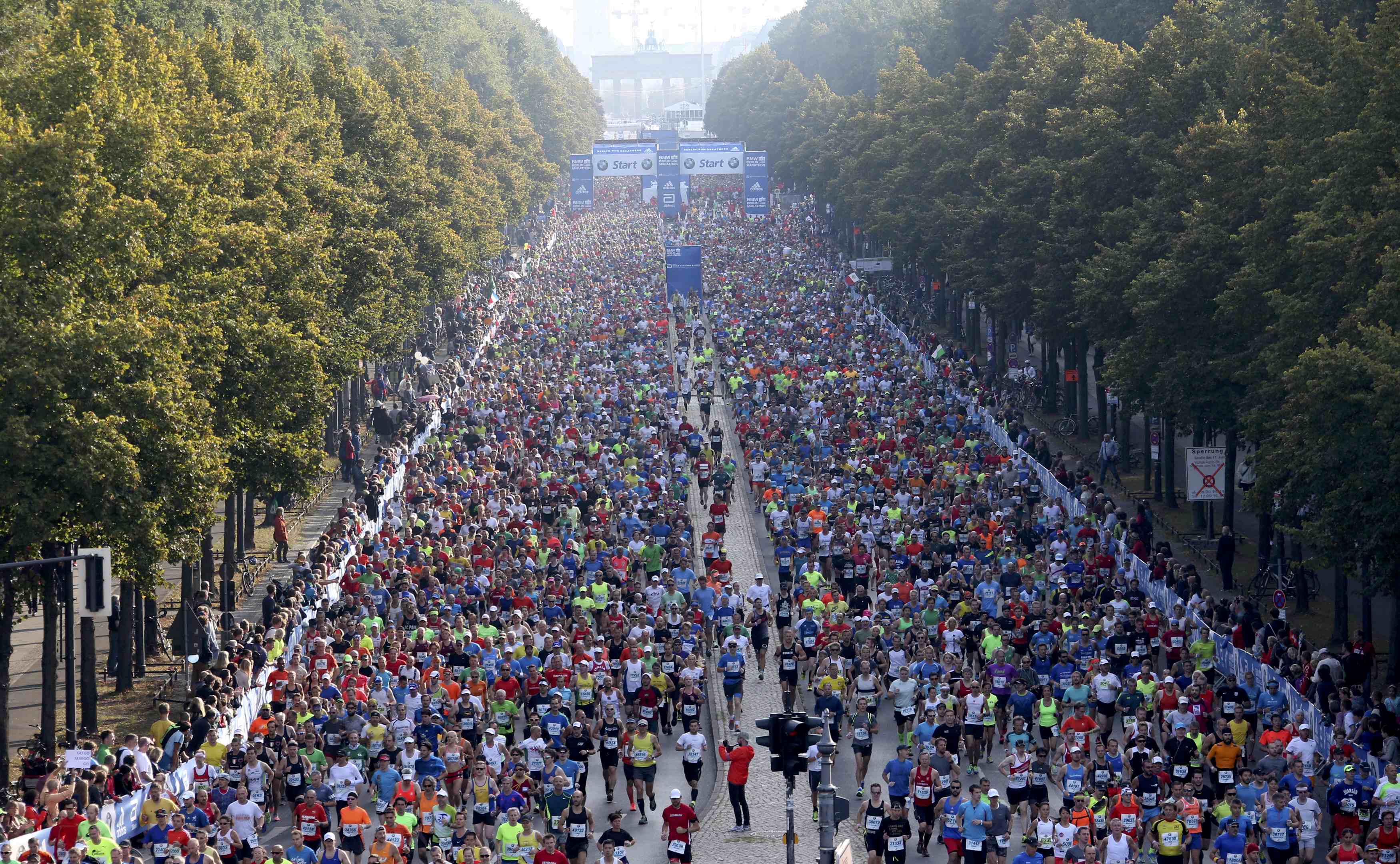 Die Straße des 17. Juni verwandelte sich zum Marathon in eine Menschentraube.