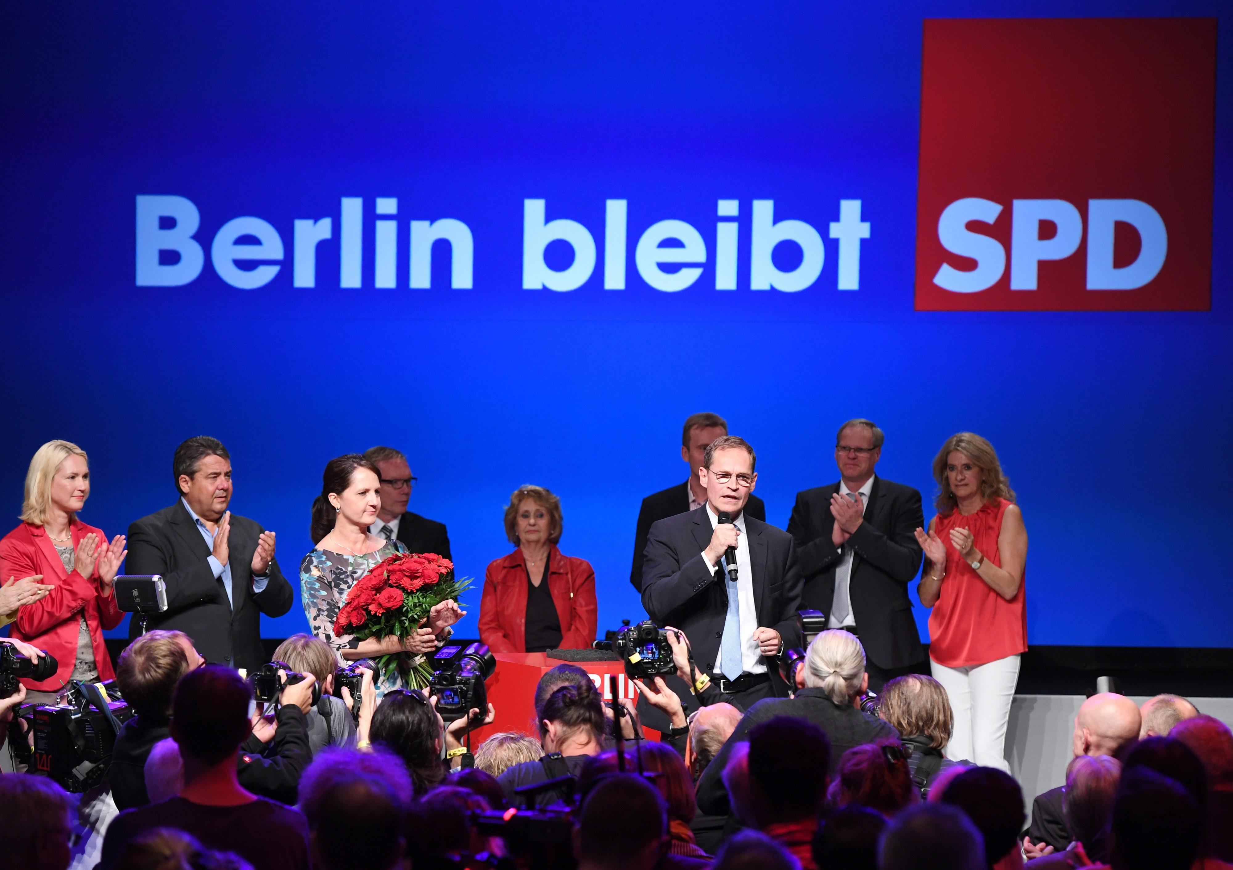 Der Regierende Bürgermeister von Berlin und Spitzenkandidat Michael Müller (SPD) wird am 18.09.2016 nach ersten Ergebnissen zu der Abgeordnetenhauswahl in Berlin von Ehefrau Claudia (3.v.r), SPD-Parteivorsitzende Sigmar Gabriel (2.v.r.) und der stellvertretenden Bundesvorsitzenden Manuela Schwesig (r) bejubelt.