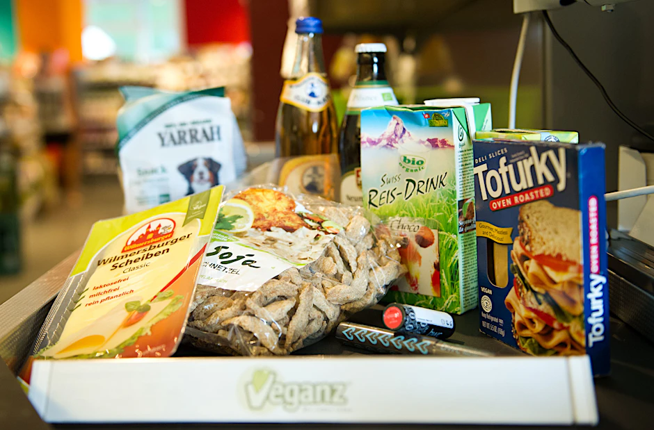 Vegane Produkte im veganen Supermarkt "Veganz" in Berlin.