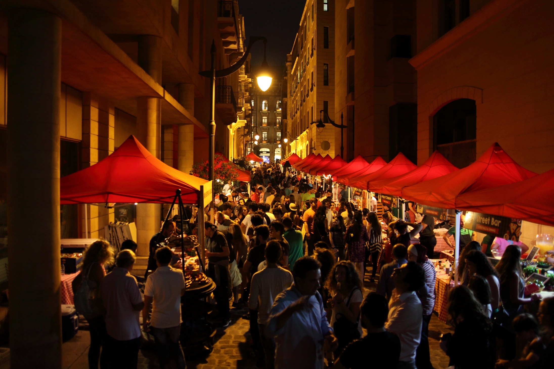 Stadtzentrum Erlebnishungrige Menschen, Lichter, laute Musik – im trendorientierten Beirut sind Street-Food-Märkte bei jungen Leuten ausgesprochen beliebt. Beirut wird nicht ohne Grund „Paris des Ostens“ genannt. Dabei ist das Stadtzentrum sonst recht leblos. Es war im Bürgerkrieg komplett zerstört und ist danach wieder aufgebaut worden. Der Zugang wird stark kontrolliert.