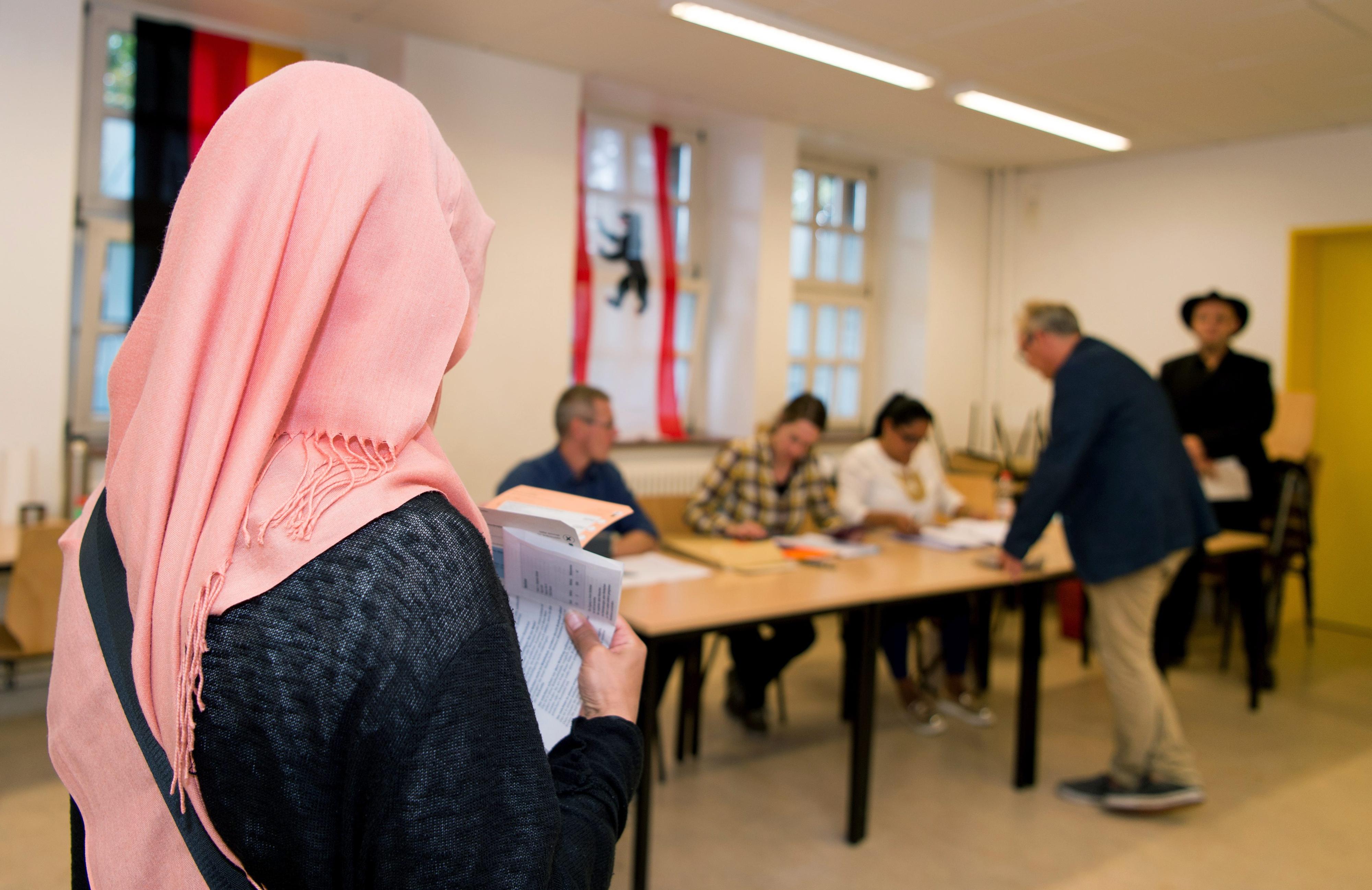 Knapp 200.000 Deutsch-Türken leben in Berlin. „Wir hoffen, dass wir durch eine hohe Wahlbeteiligung verhindern können, dass die AfD so stark wird wie in Mecklenburg-Vorpommern“, sagte Sprecherin Ayse Demir vom Türkischen Bund Berlin-Brandenburg.
