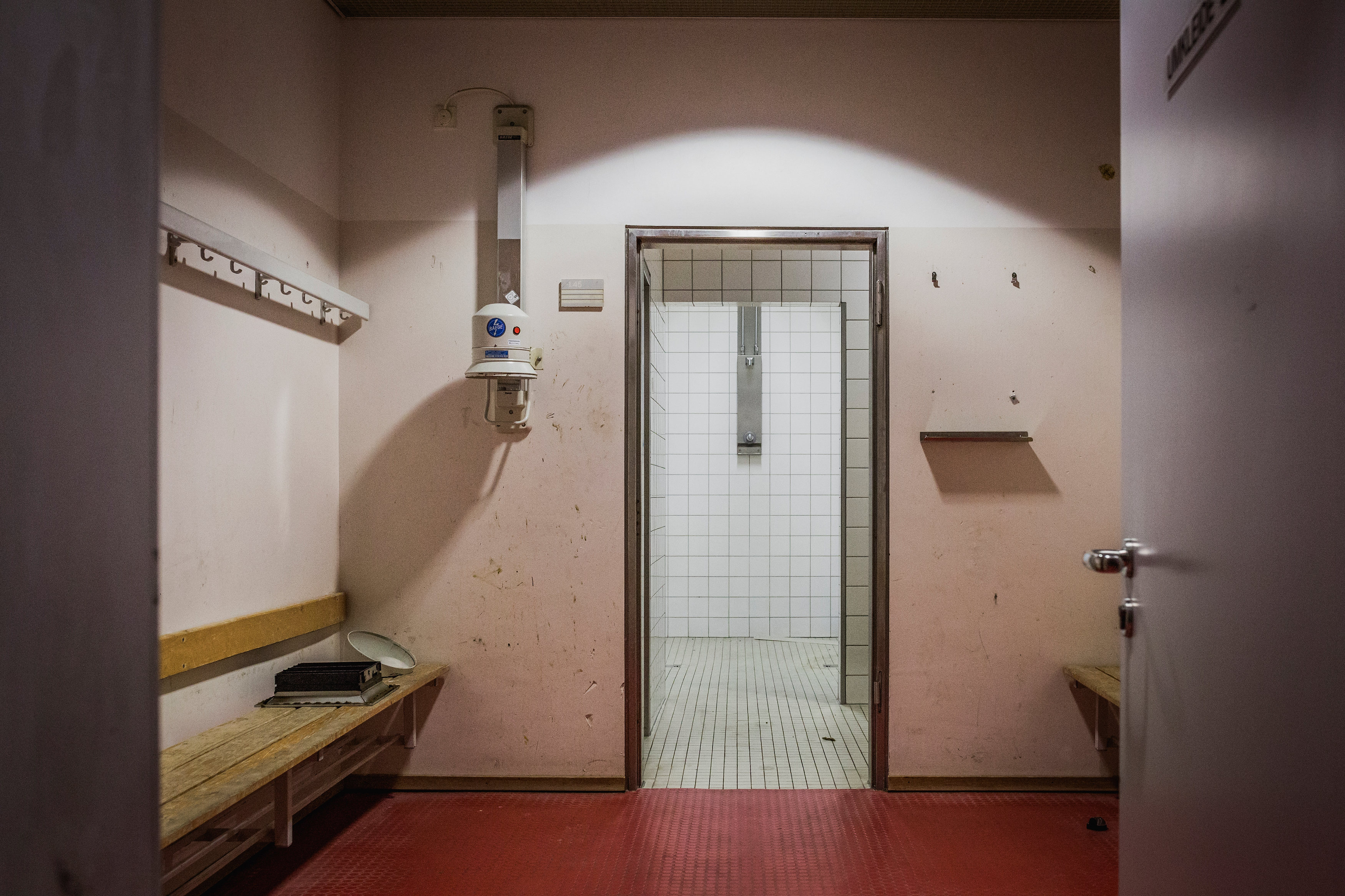 Hilfe in der Not: Die Sprunggrube in der Rudolf-Harbig-Halle diente den zeitweise 600 Bewohnern als provisorisches Urinal.