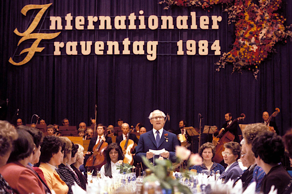 Erich Honecker hält eine Rede anlässlich einer Feier zum Internationalen Frauentag in Berlin (1984).