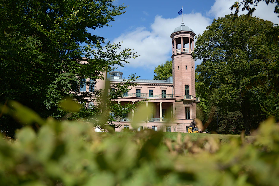 Im Stil einer italienischen Turmvilla ließ sich Familie Siemens ihr Wohnhaus in Biesdorf errichten.