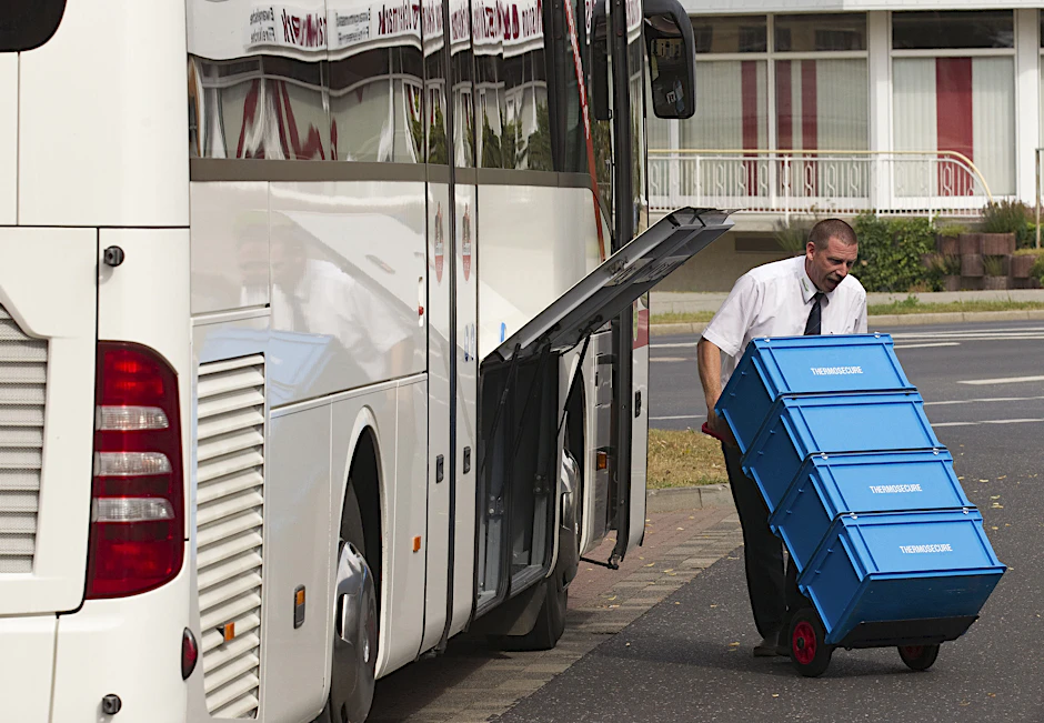 Busfahrer Ralf Lyko transportiert durch die Uckermark nicht nur Menschen, sondern auch kiloweise Waren – Postpakete, Lebensmittel und Haushaltsgeräte.