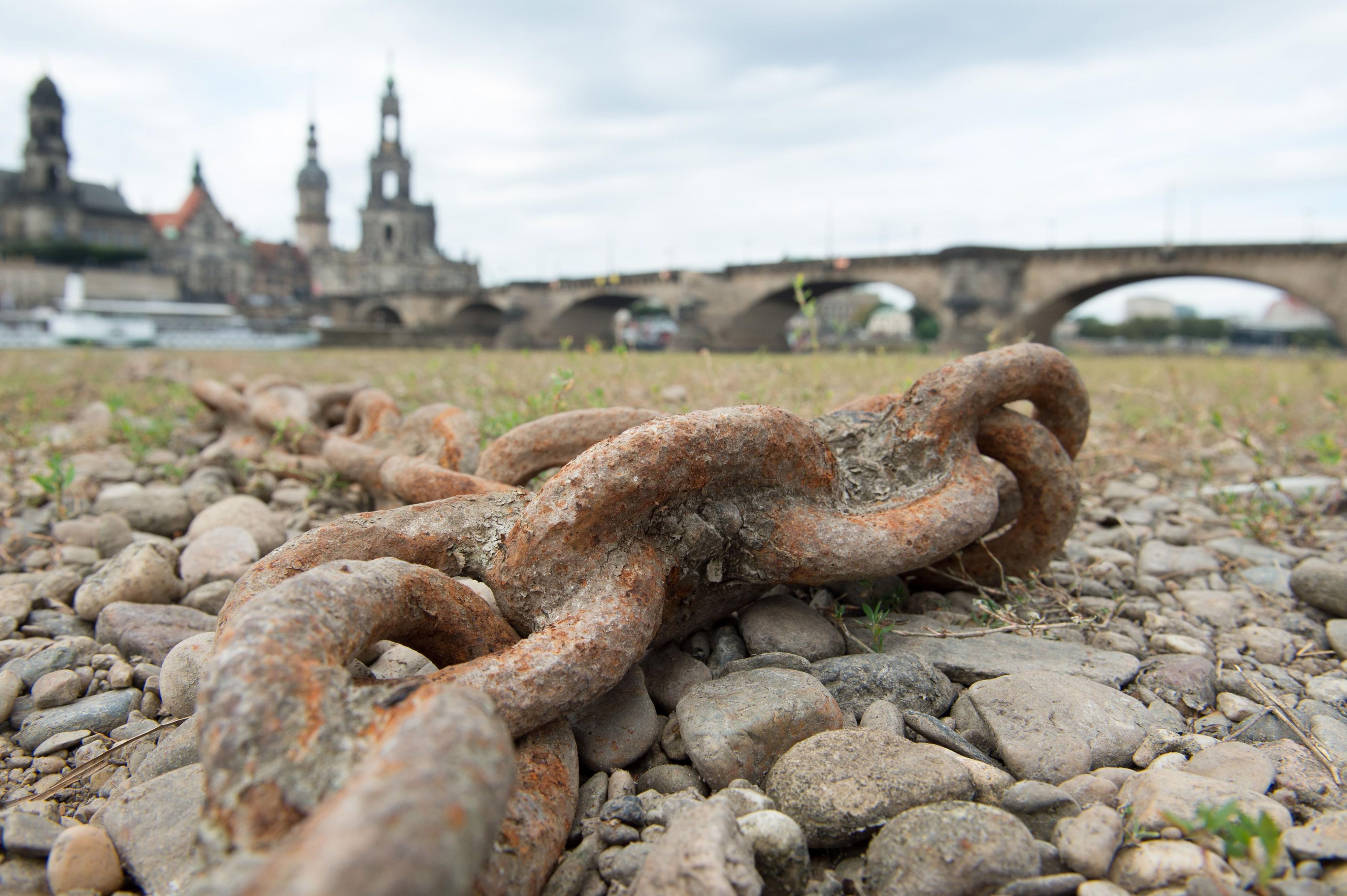ARCHIV - Eine Kette liegt am 29.08.2016 im ausgetrockneten Flussbett am Ufer der Elbe in Dresden (Sachsen).