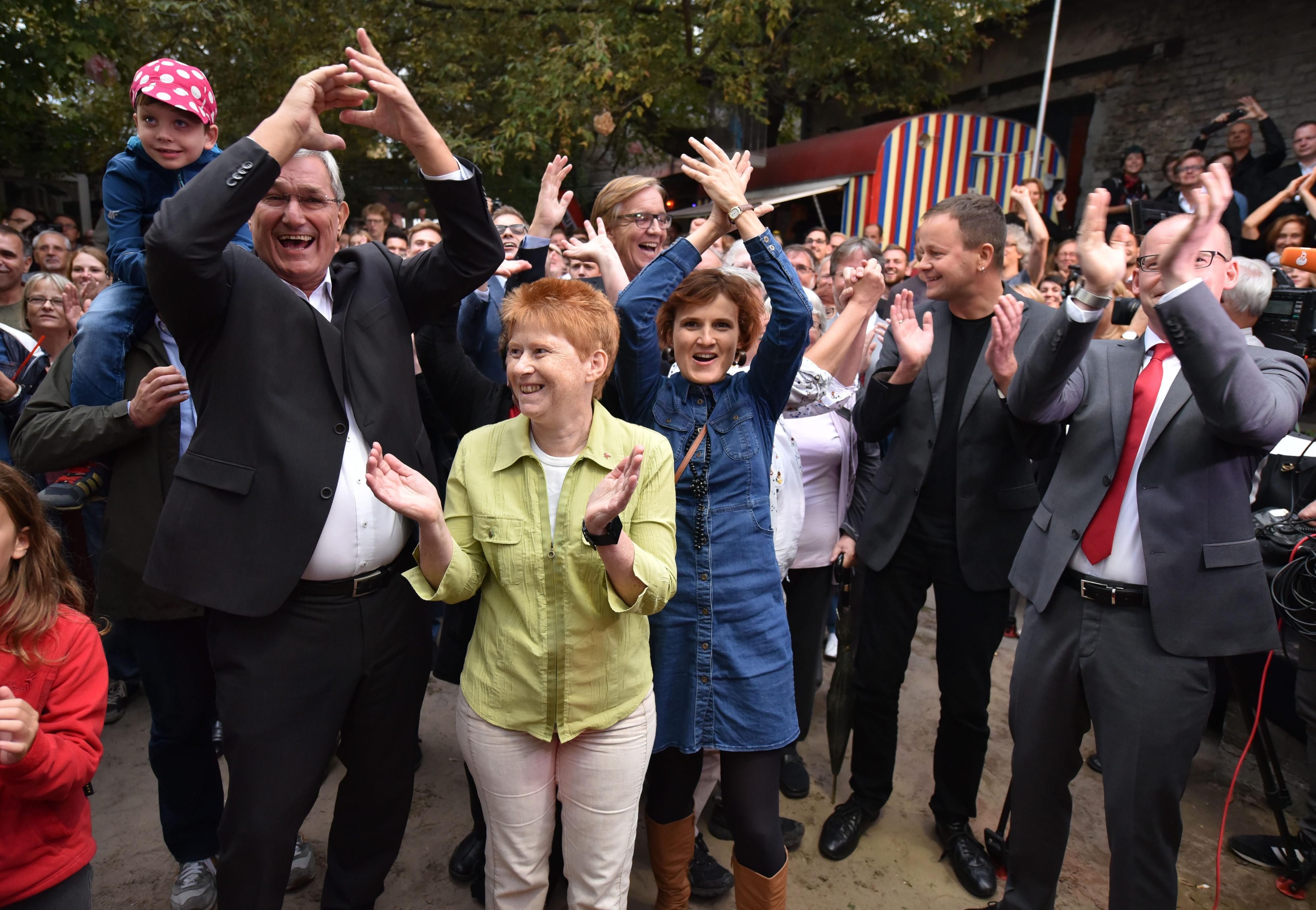 Jubel über das Ergebnis, das sie wieder in die Regierung bringen könnte: Der Vorsitzenden der Linken, Bernd Reixinger (l), Petra Pau, Vizepräsidentin des Deutschen Bundestages (2.v.l.), die Vorsitzende Katja Kipping (3.v.l.), Der Fraktionschef der Linken, Dietmar Bartsch (3.v.l./hinten) und Spitzenkandidat Klaus Lederer.
